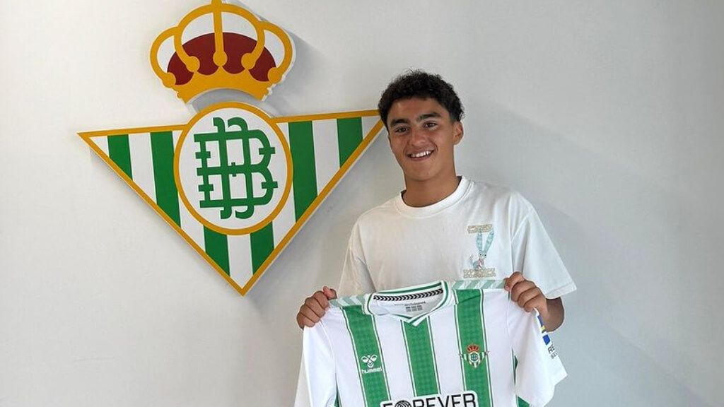 Ziyad Baha posa con la camiseta del Real Betis Balompié tras su fichaje. (@ziyad.baha)