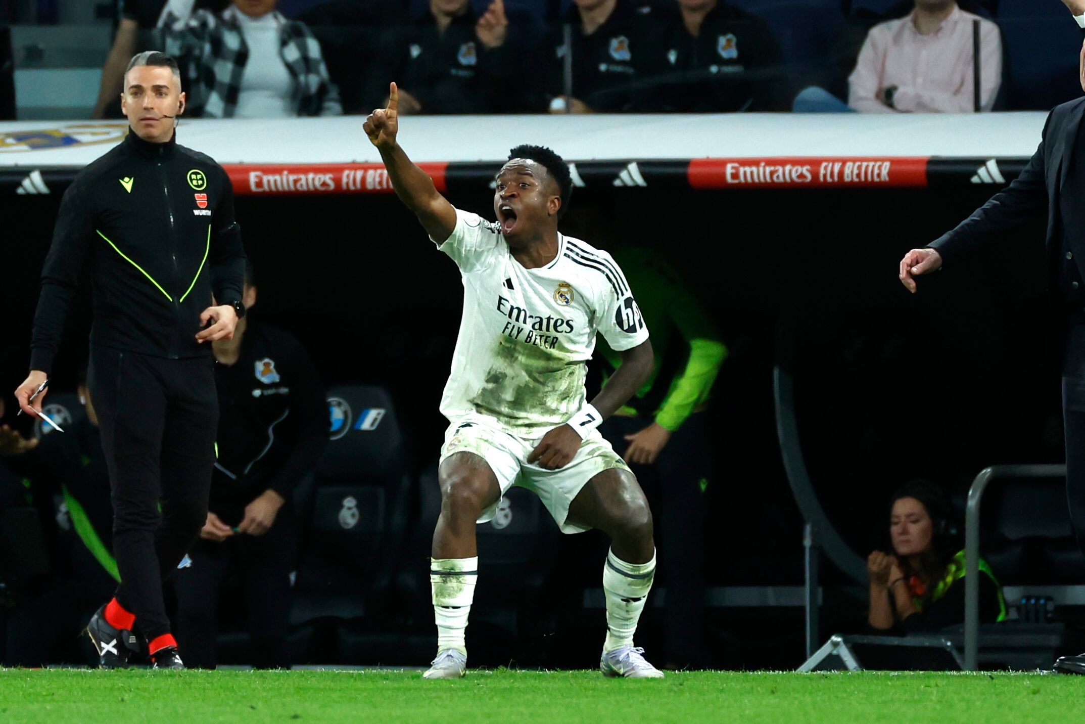  Vinicius protesta la entrada de Olasagasti (EFE)