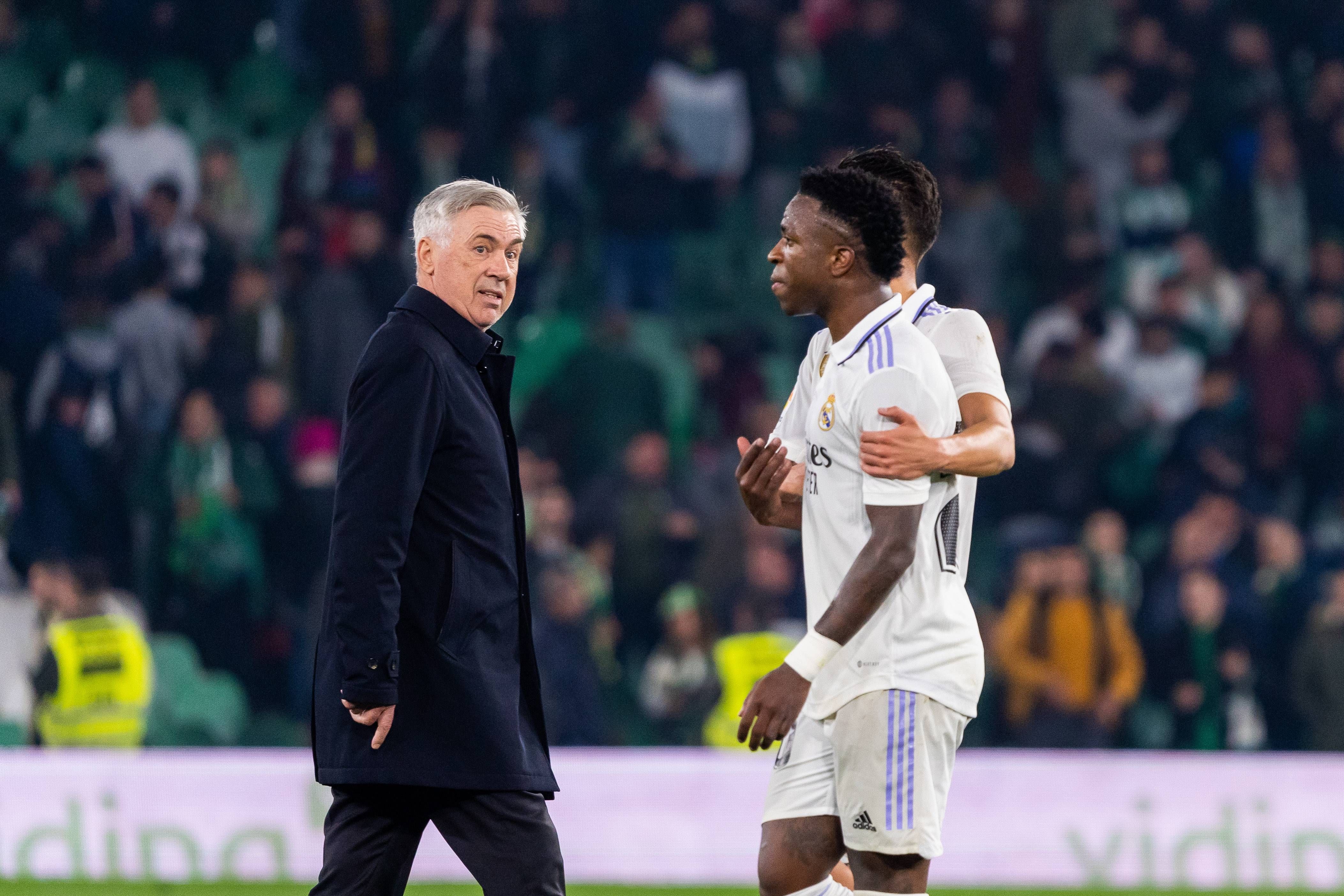  Carlo Ancelotti observa a Vinícius en el Betis-Real Madrid.