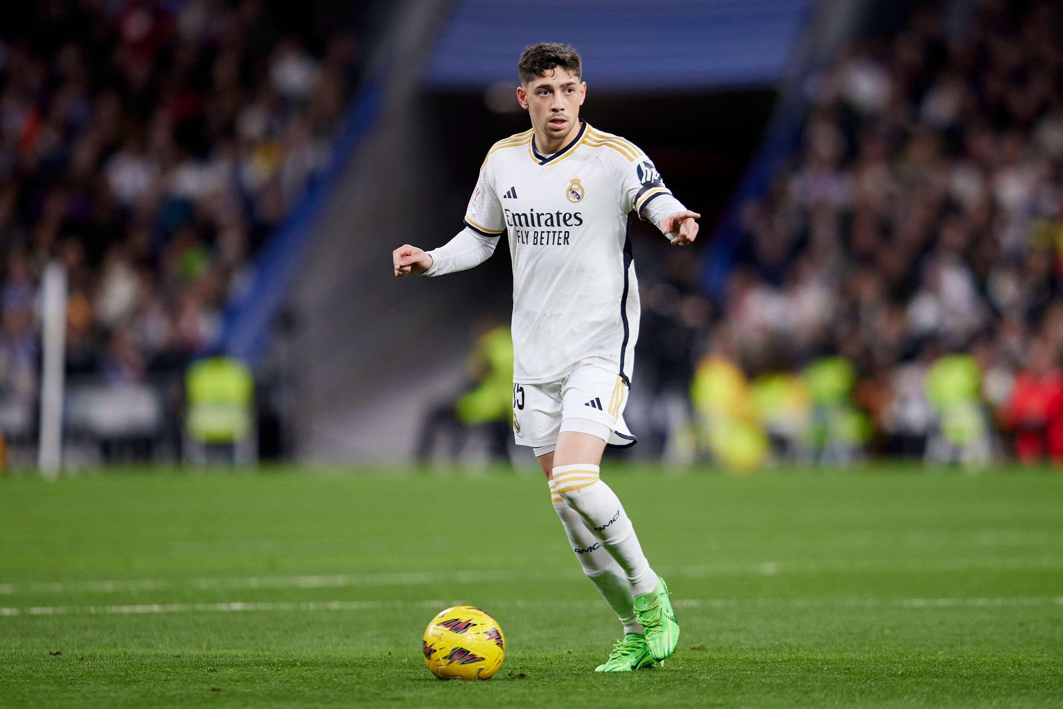  Fede Valverde, con el balón en un partido del Real Madrid (FOTO: Cordón Press).