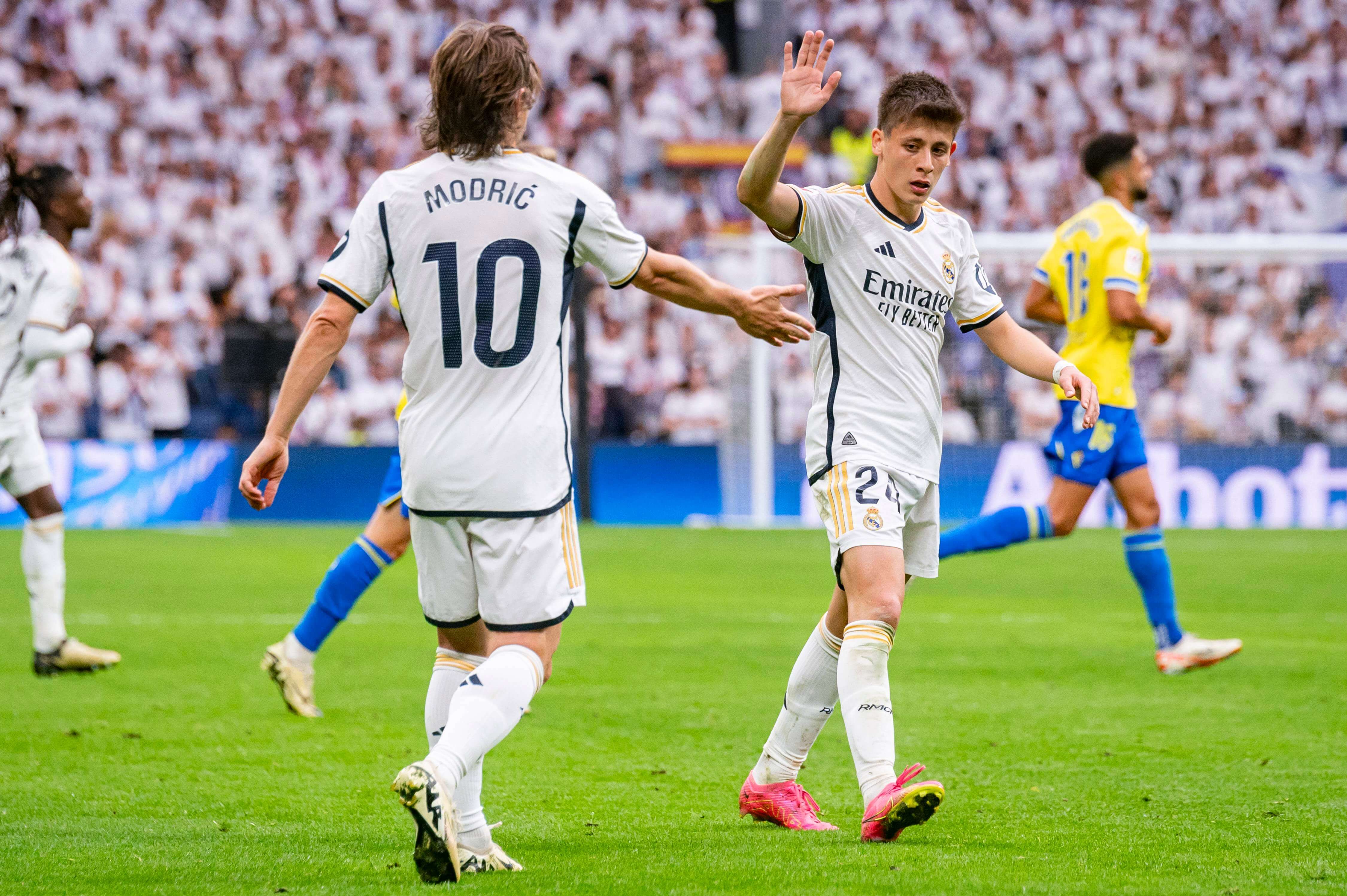 Arda Güler celebrando un gol con Luka Modric (Cordon Press)