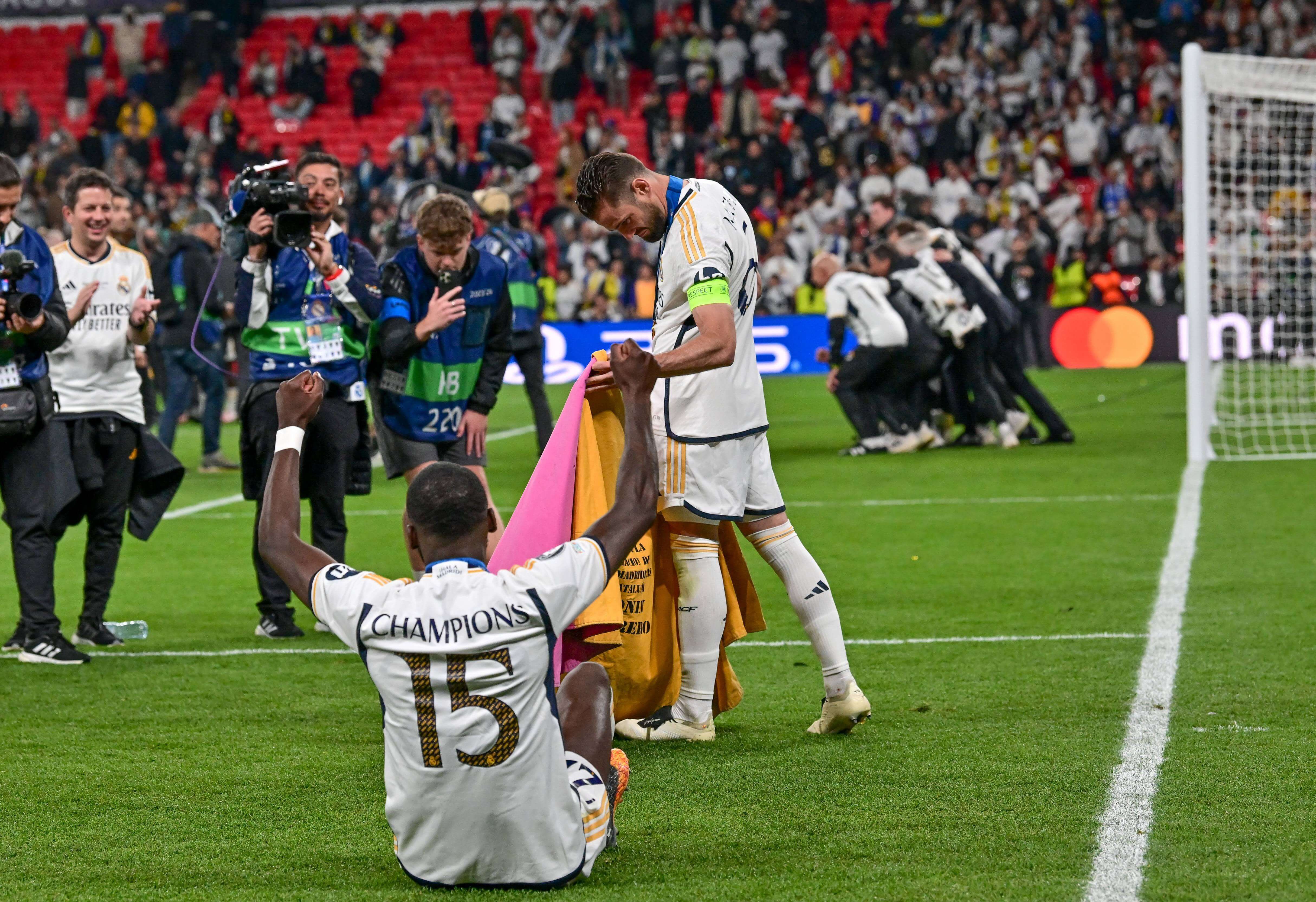  Nacho Fernández capota bajo la mirada de Rudiger