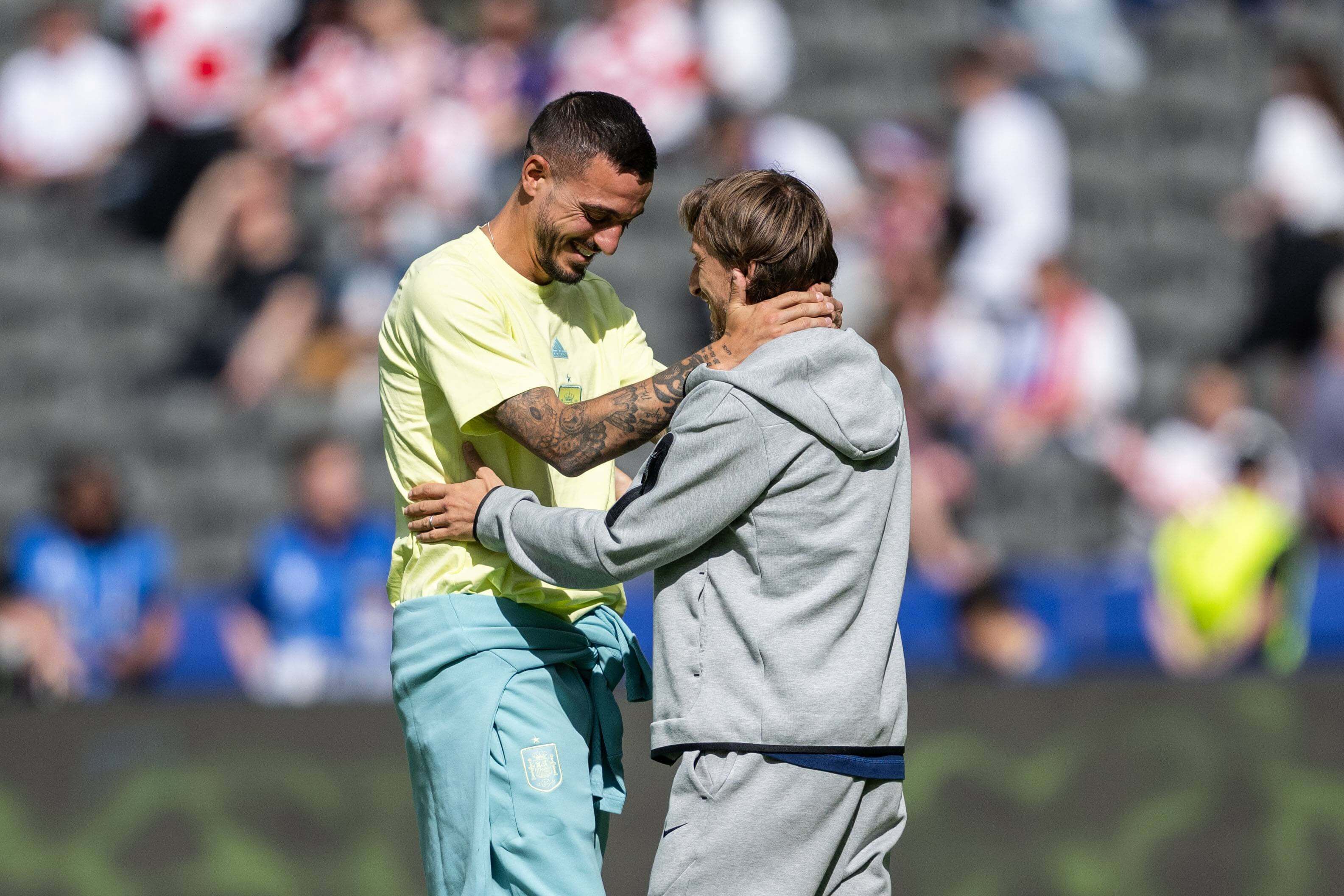 Joselu Mato y Luka Modric se saludan antes del España-Croacia de la Eurocopa.
