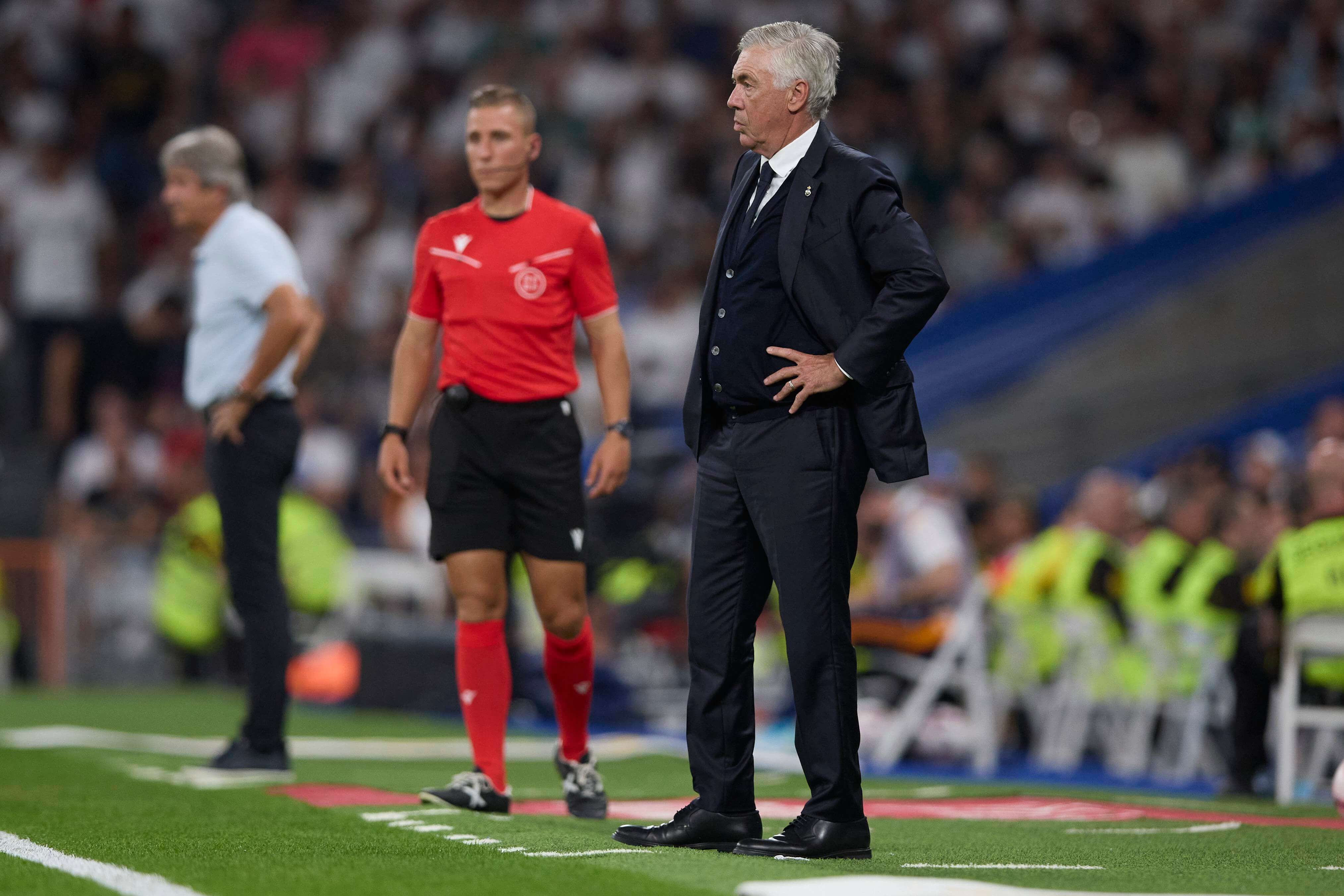  Ancelotti mira un partido del Real Madrid.