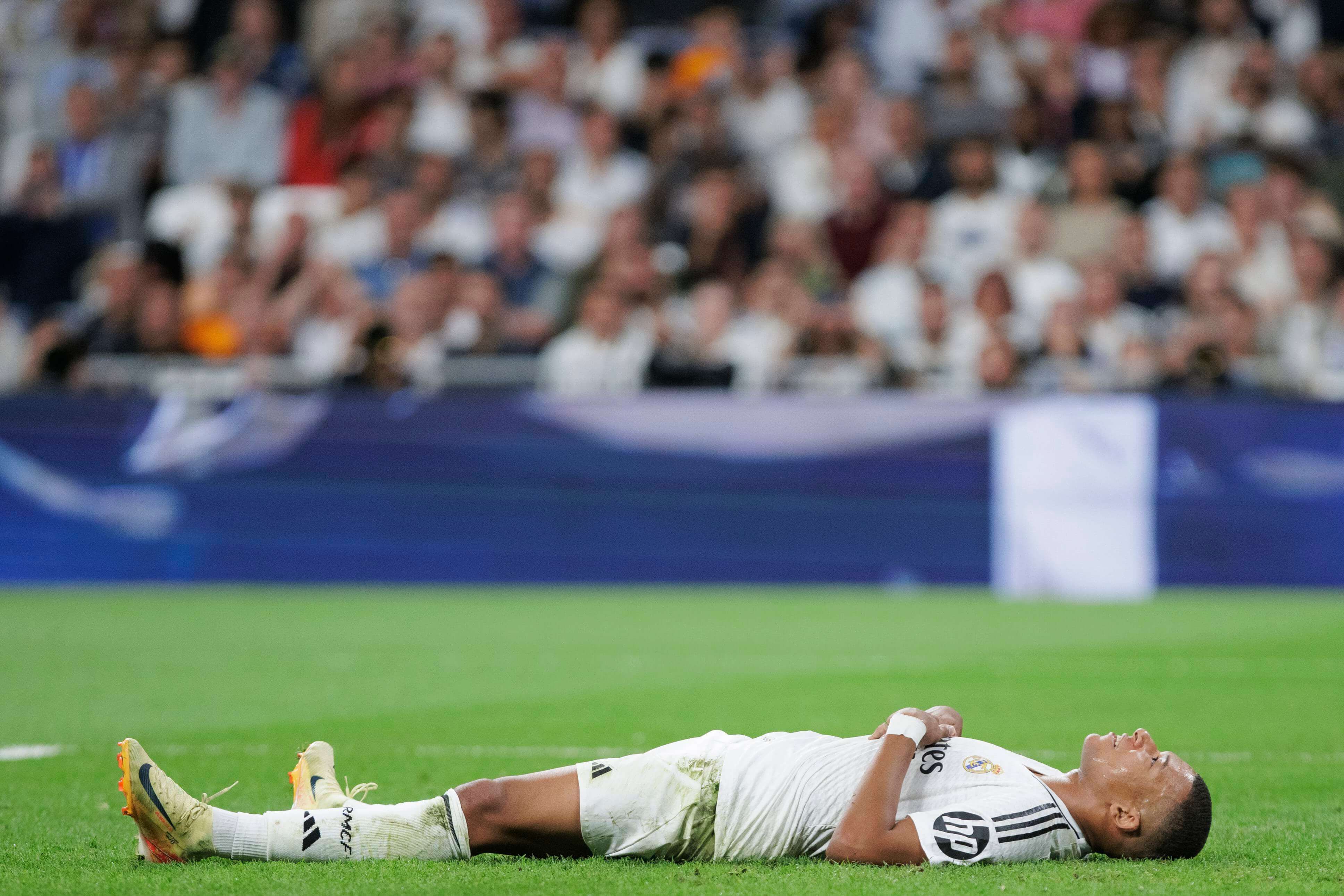  Kylian Mbappé tirado en el suelo ante el Alavés (Cordon Press)