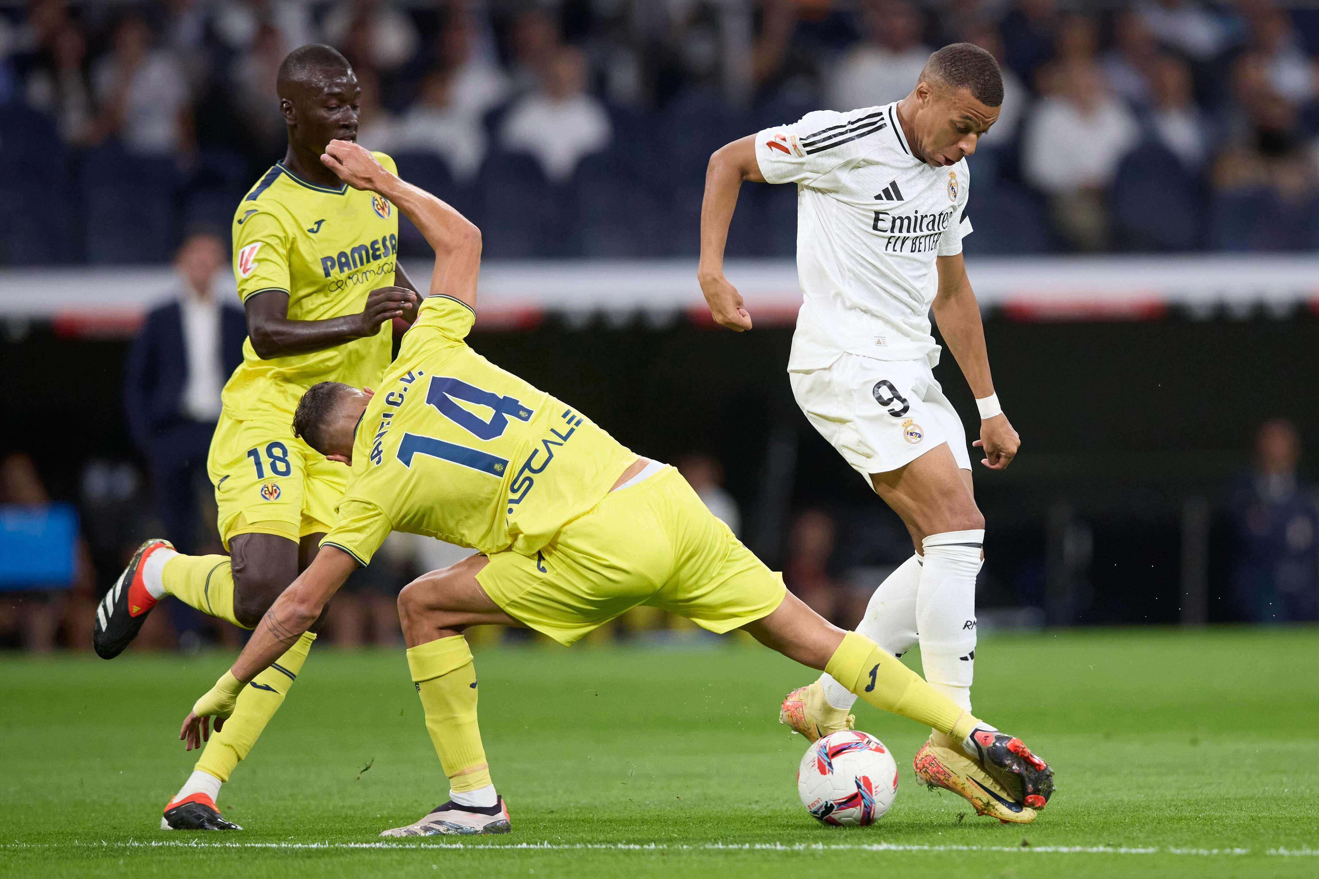 Mbappé, ante Comesaña en el Real Madrid-Villarreal.