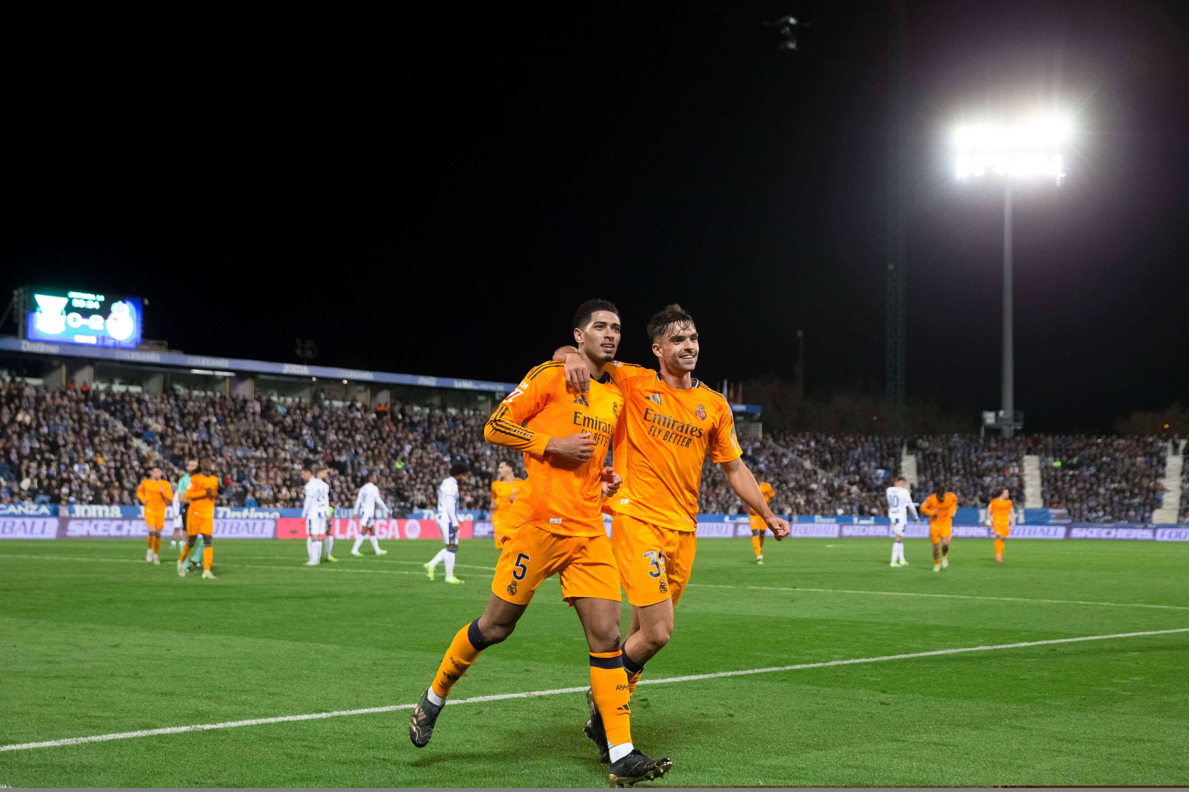 Jude Bellingham celebra su gol con Raúl Asencio al Leganés.