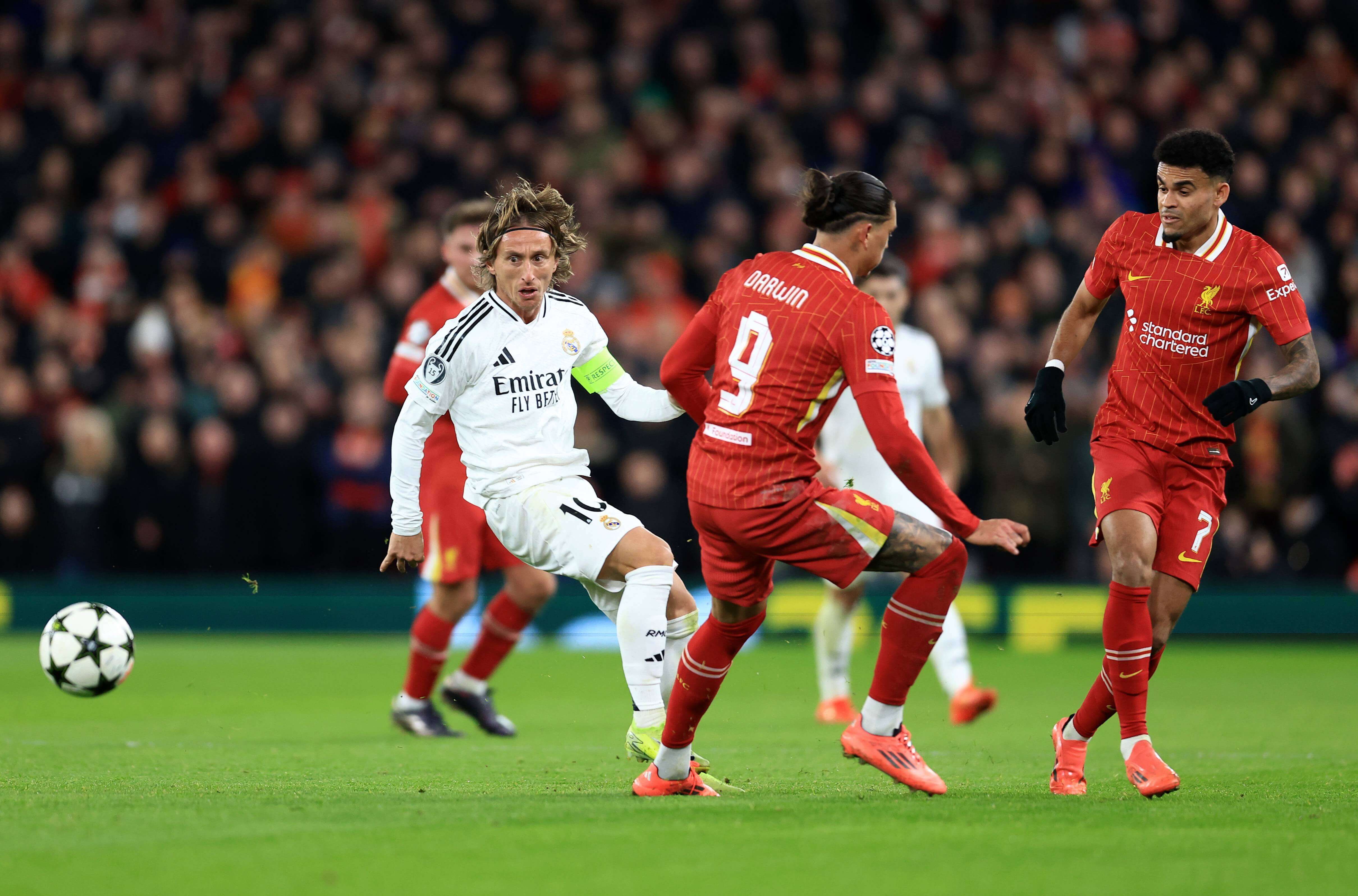  Luka Modric jugando contra el Liverpool (Cordon Press)