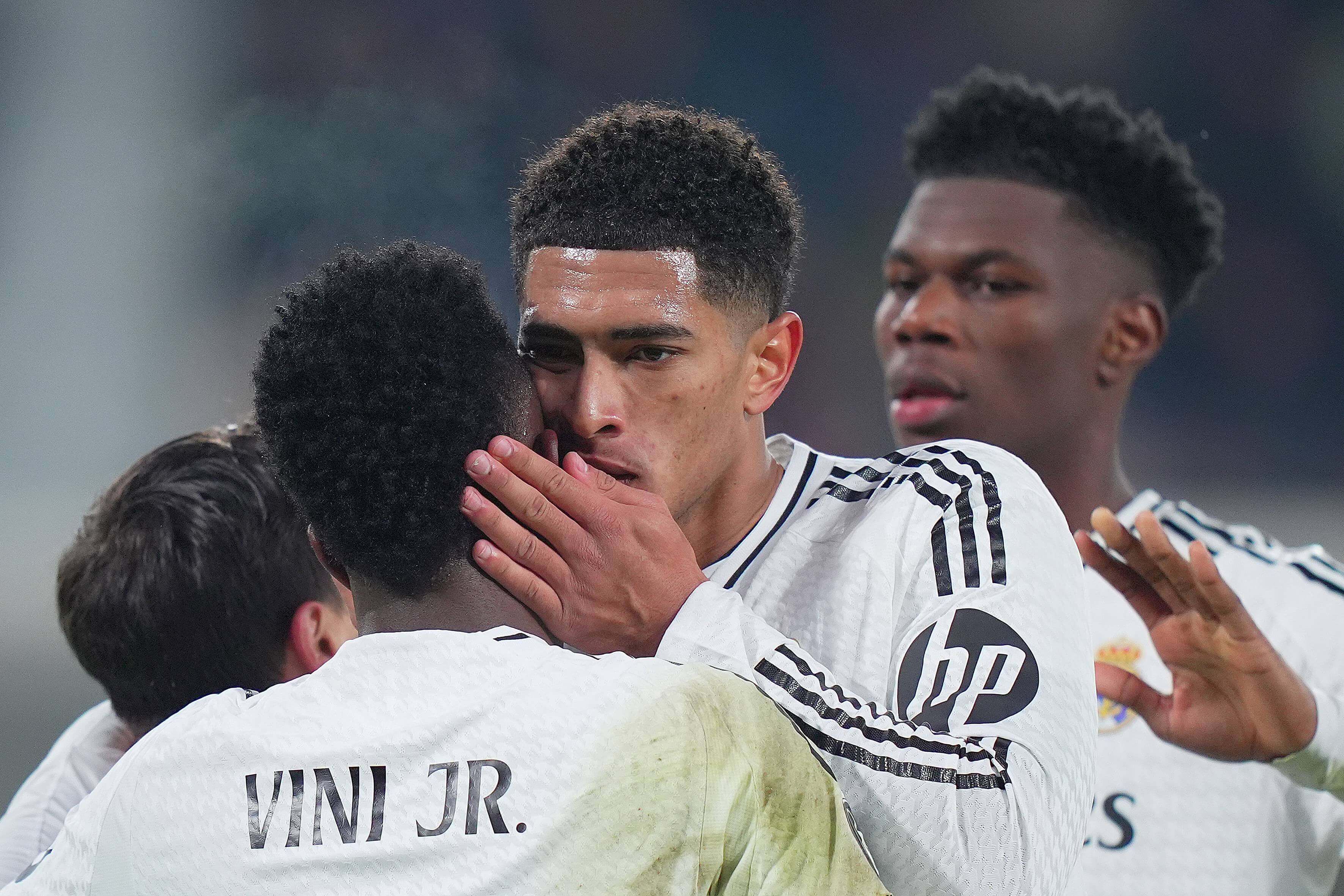  Jude Bellingham celebra un gol con Vinicius y Tchouaméni.