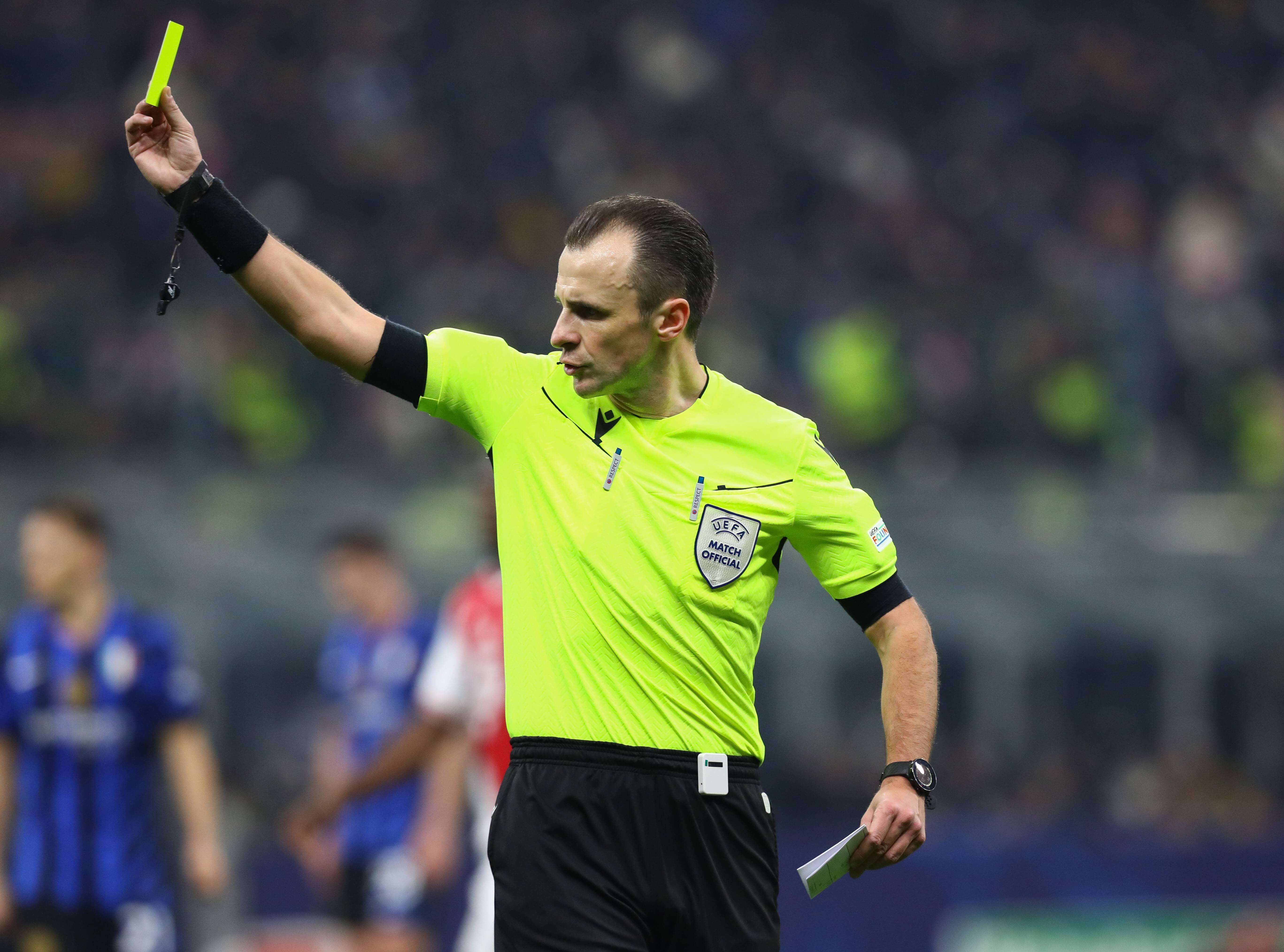  Irfan Peljto saca una tarjeta amarilla en Champions