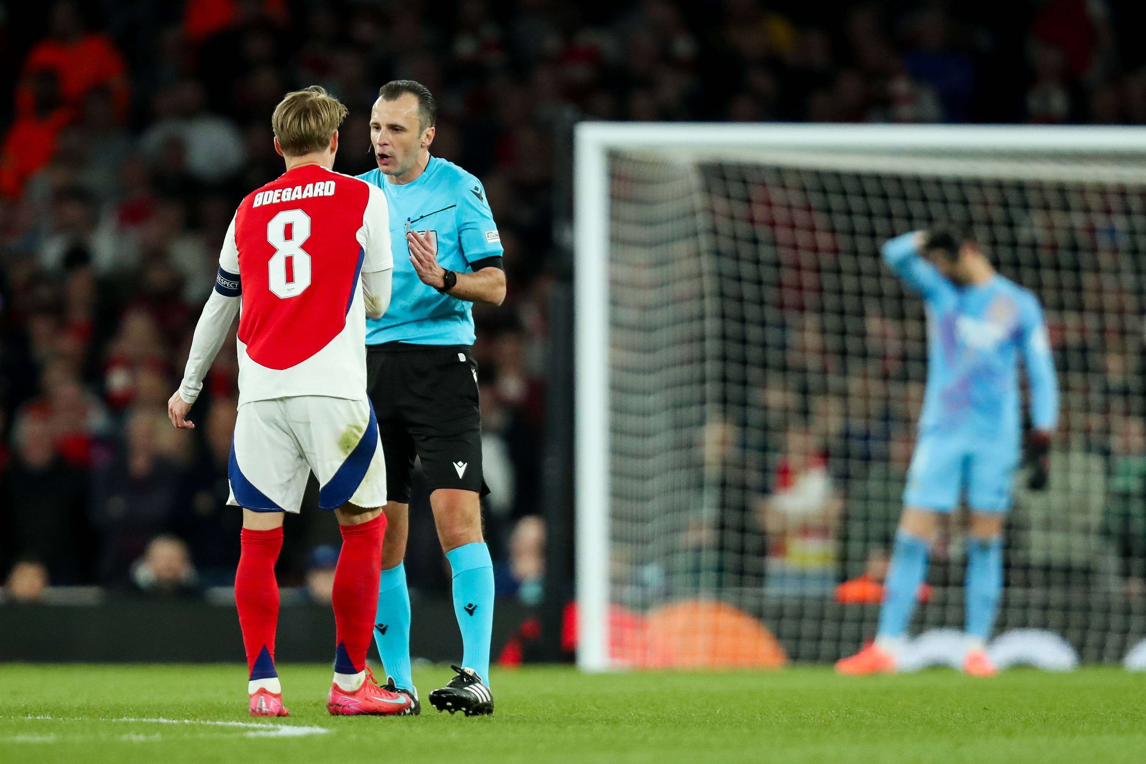  Odegaard pidiendo el penalti para el Arsenal (Cordon Press)