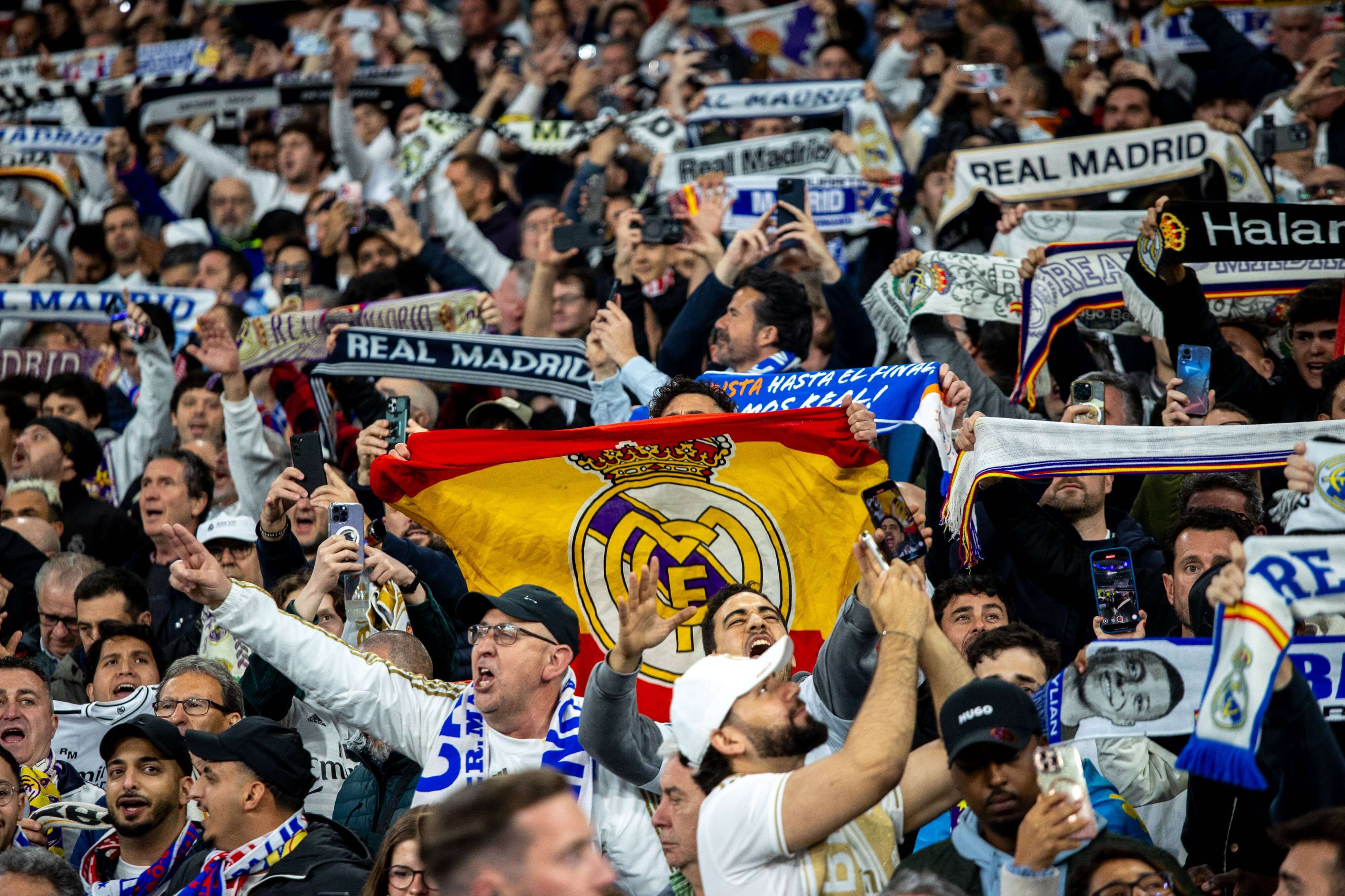  La afición del Real Madrid en el Bernabéu (Cordon Press)
