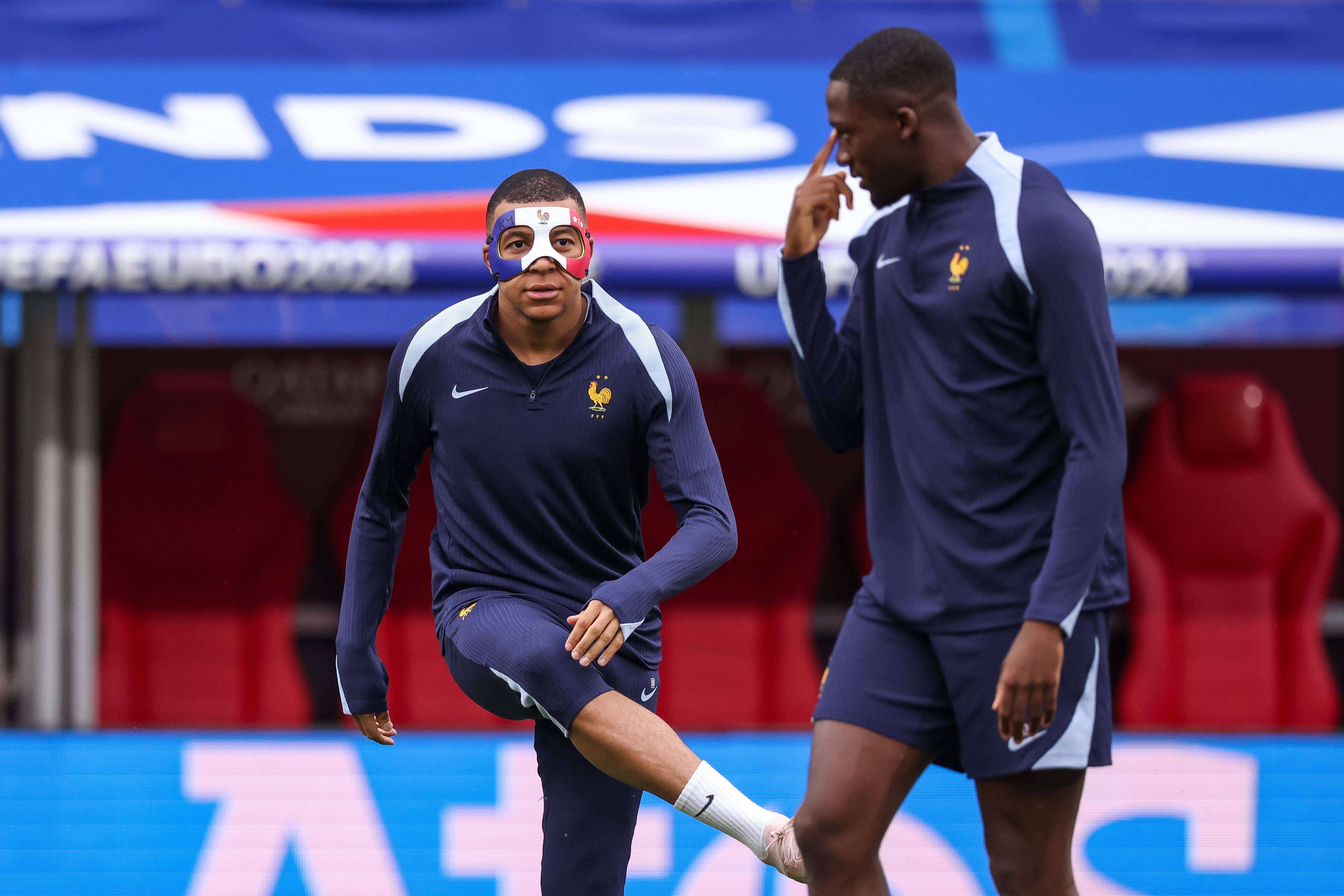  Kylian Mbappé junto a Konaté con Francia (Cordon Press)