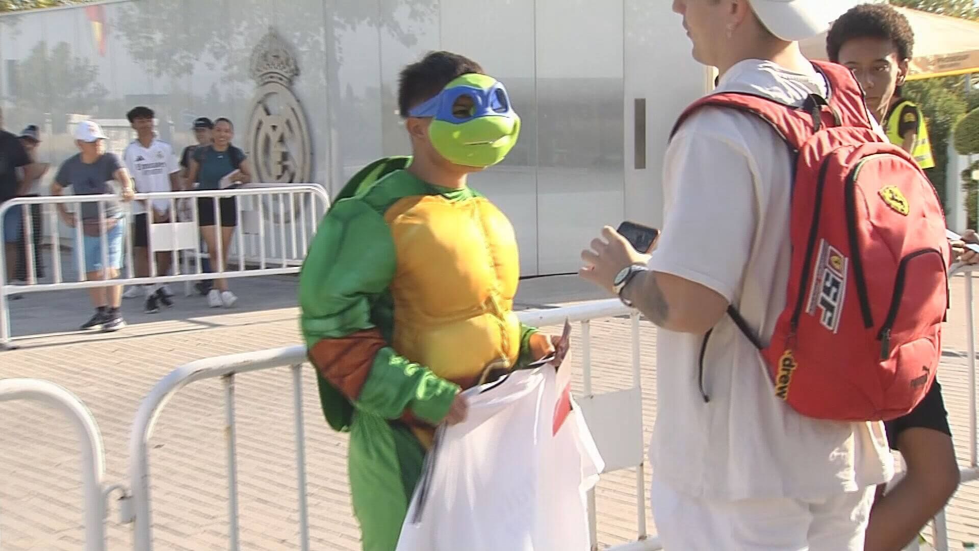  Un aficionado, vestido de tortuga ninja para recibir a Kylian Mbappé