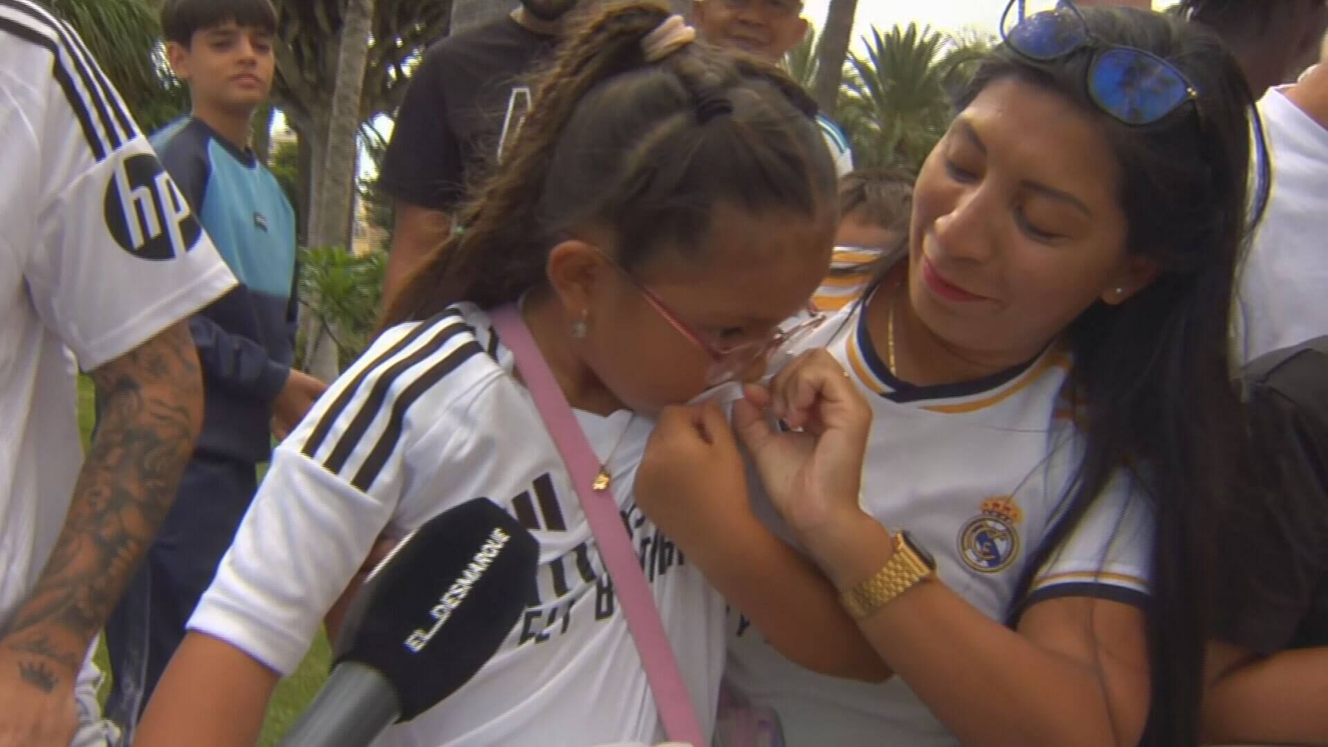  La joven aficionada del Madrid besándose el escudo