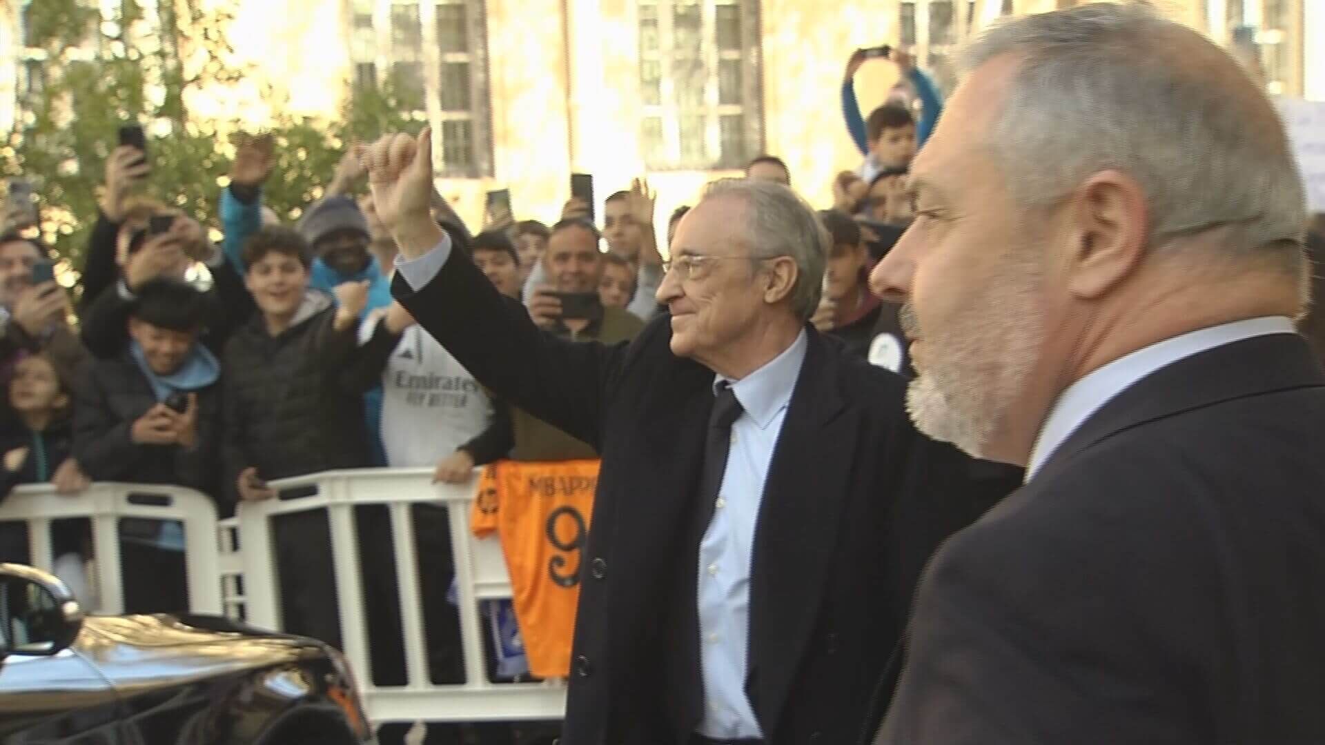  Florentino Pérez, aclamado en su llegada a Valencia.