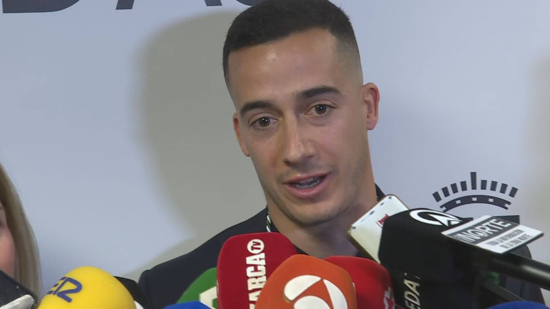 Lucas Vázquez hablando con la prensa en el pregón de Alcobendas
