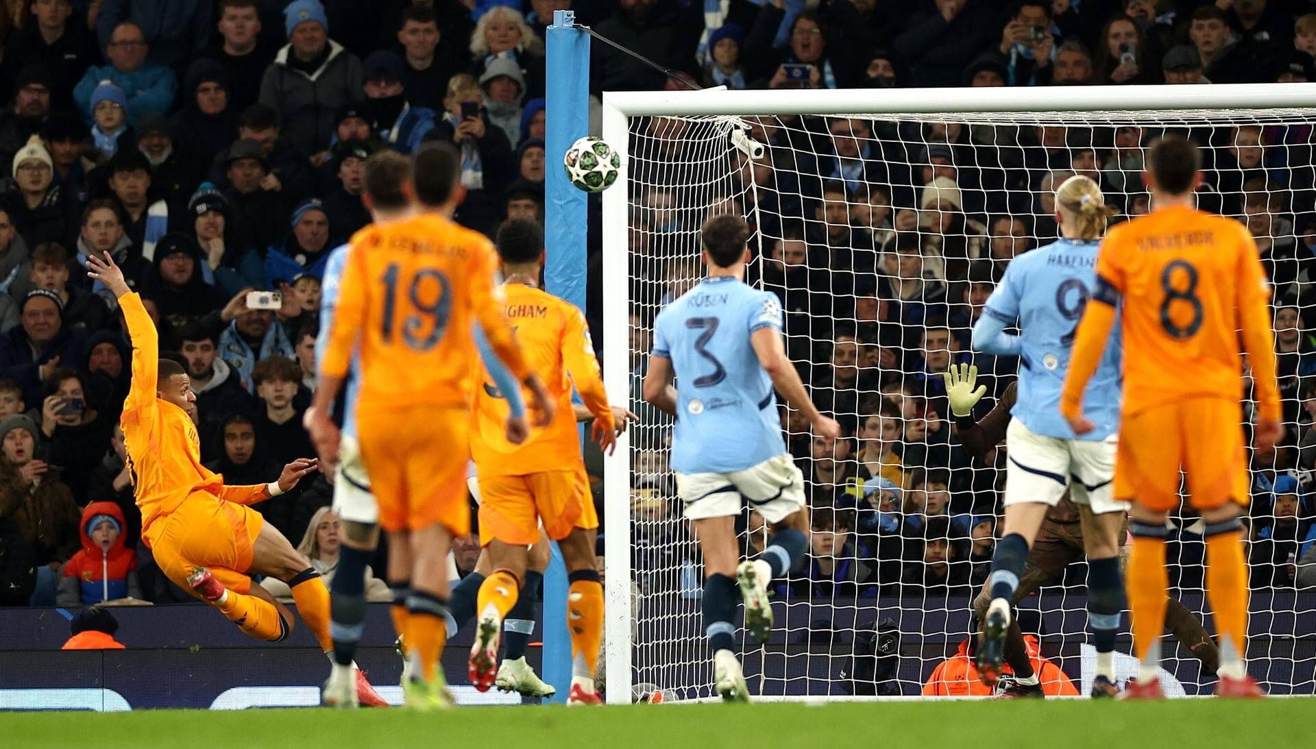  El remate de Mbappé para lograr el empate (EFE)