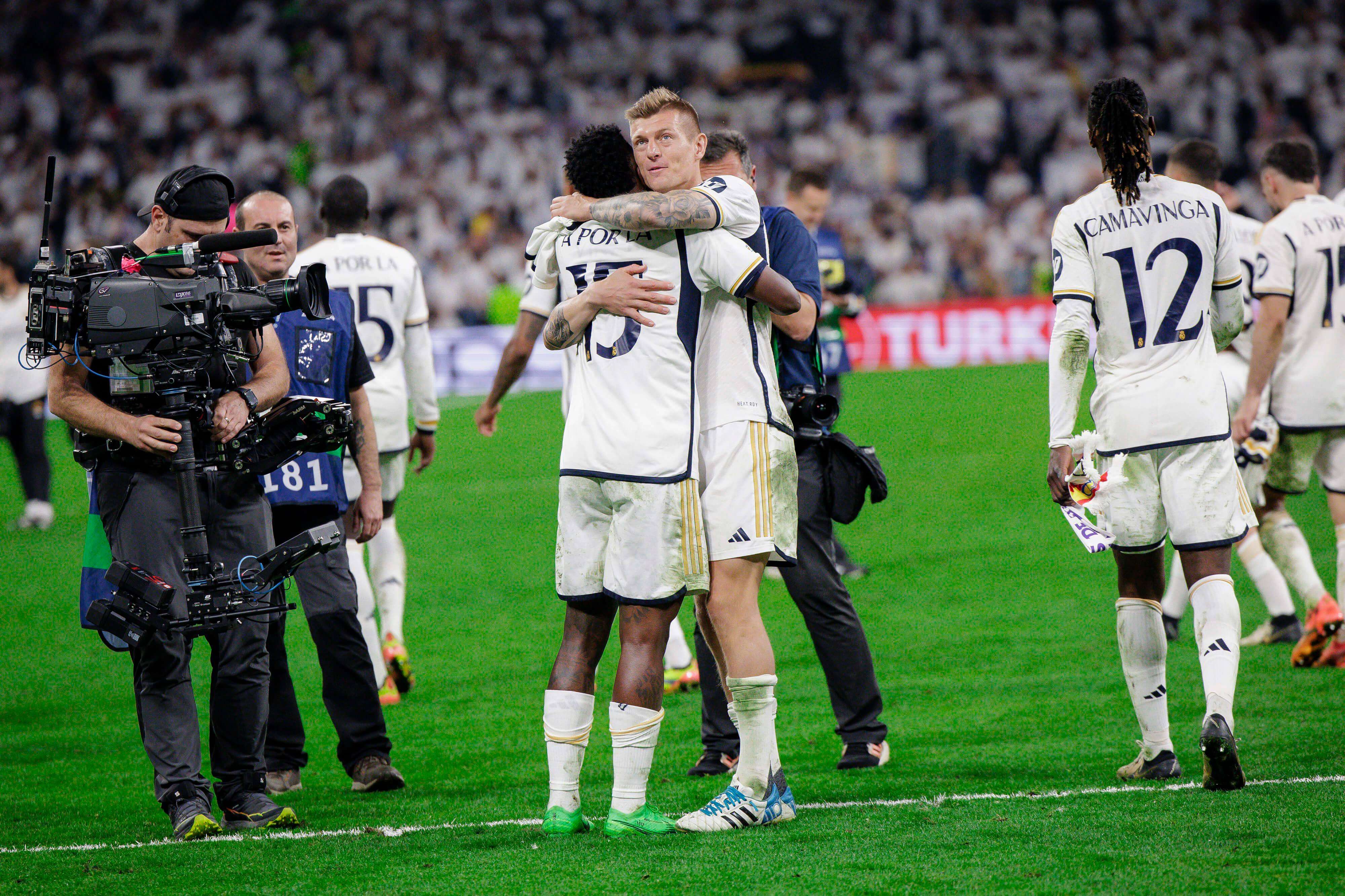 Toni Kroos celebrando con sus compañeros el pase a la final de Champions.