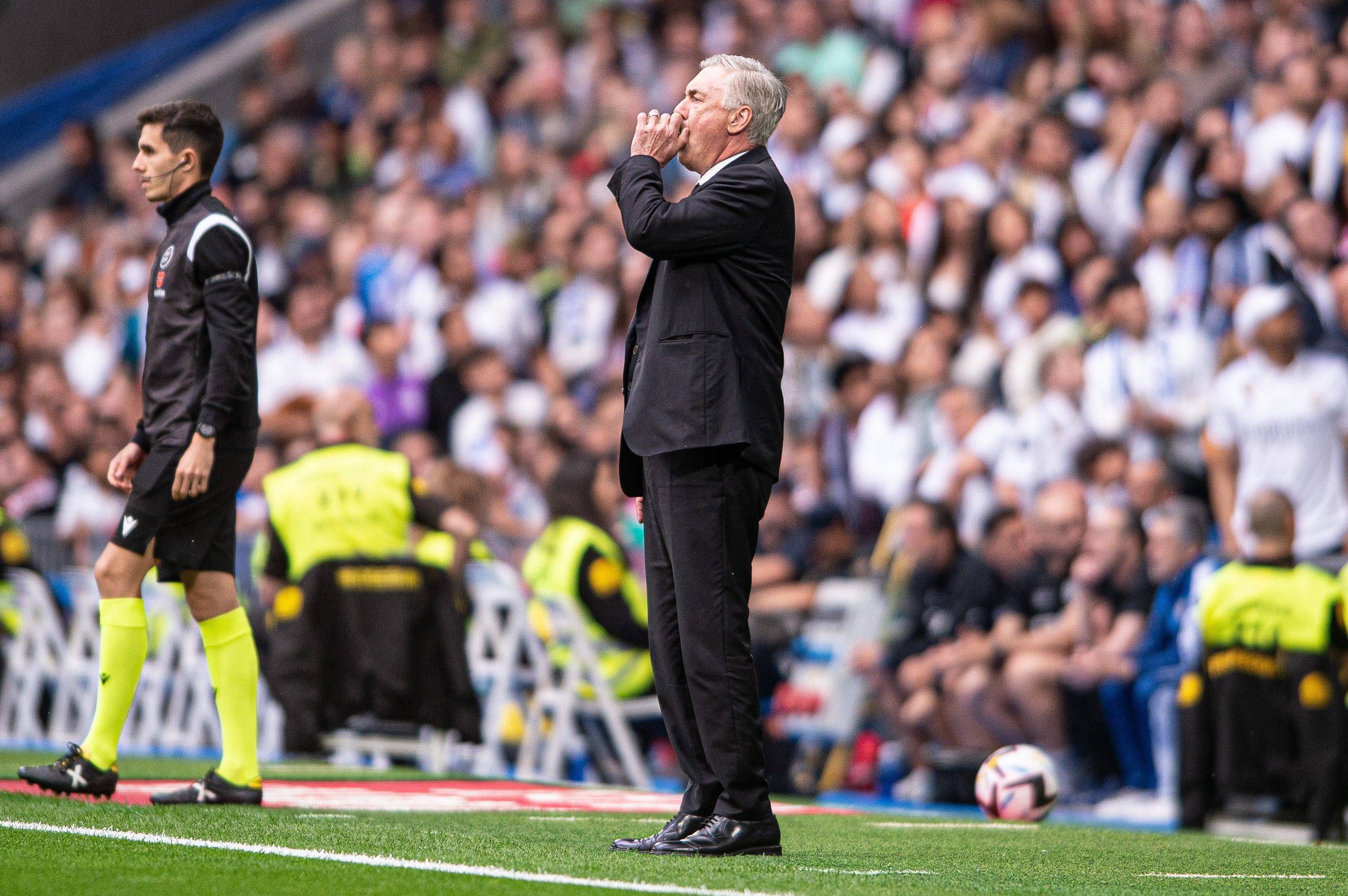  Ancelotti da indicaciones a sus jugadores en la banda del Bernabéu (FOTO: Cordón Press).