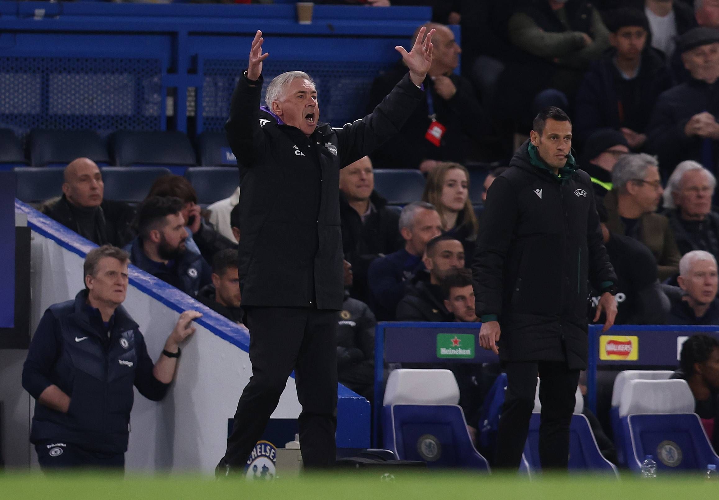  Ancelotti da instrucciones a sus jugadores desde la banda durante el Chelsea-Real Madrid (FOTO: Cor