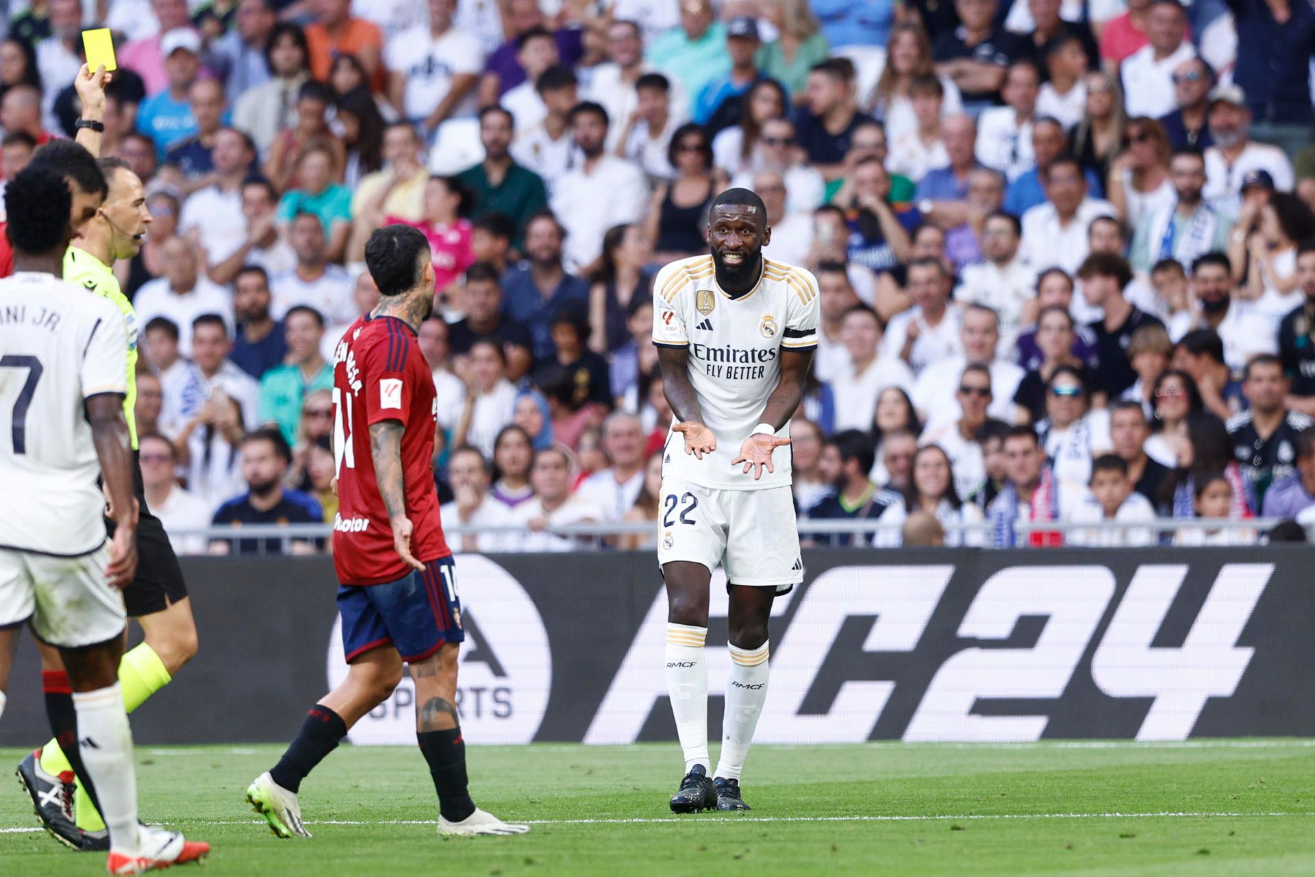Antonio Rüdiger discutiendo una falta en el Real Madrid-Osasuna.