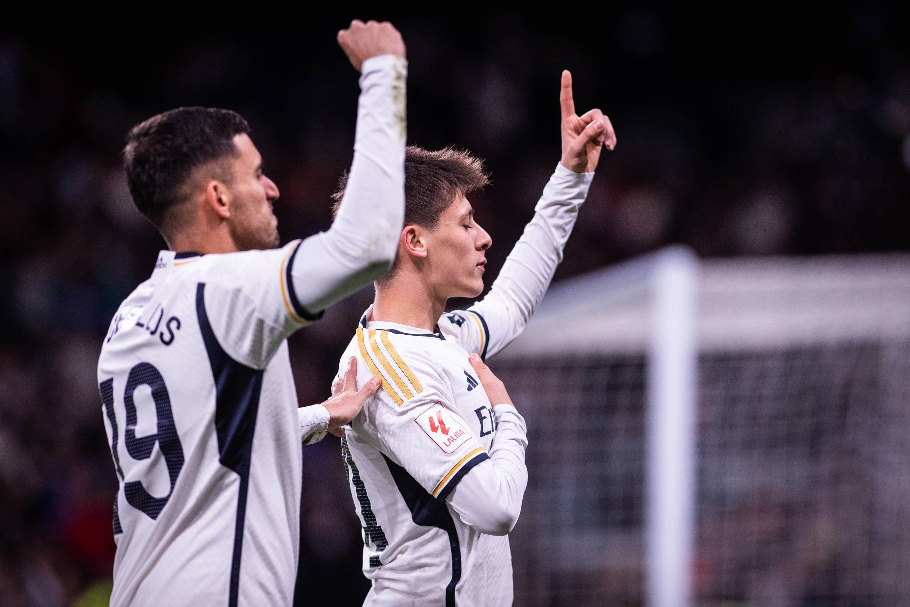  Arda Güler y Dani Ceballos celebran un gol con el Real Madrid.