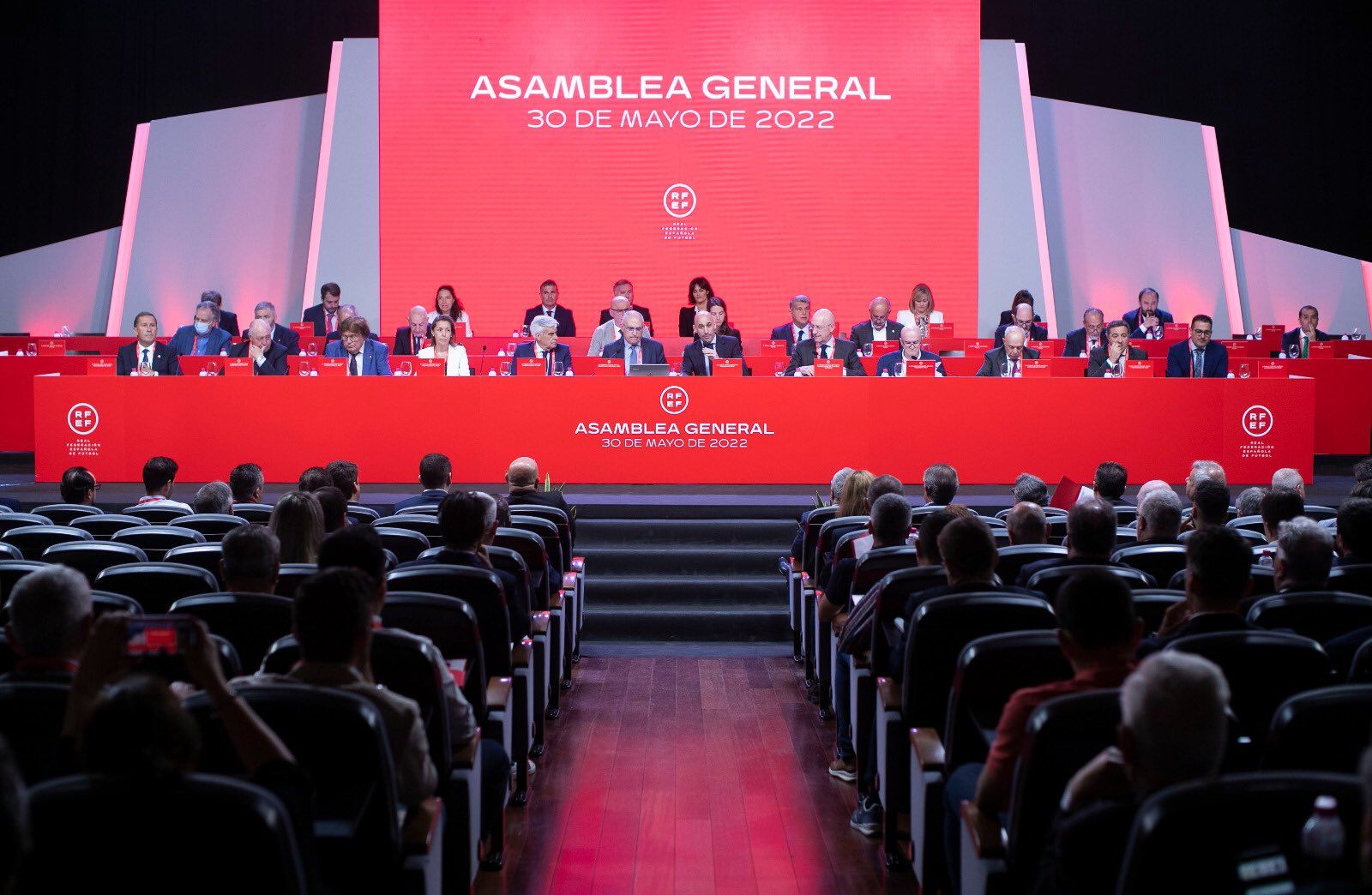 Asamblea de la RFEF en 2022, presidida por Luis Rubiales.