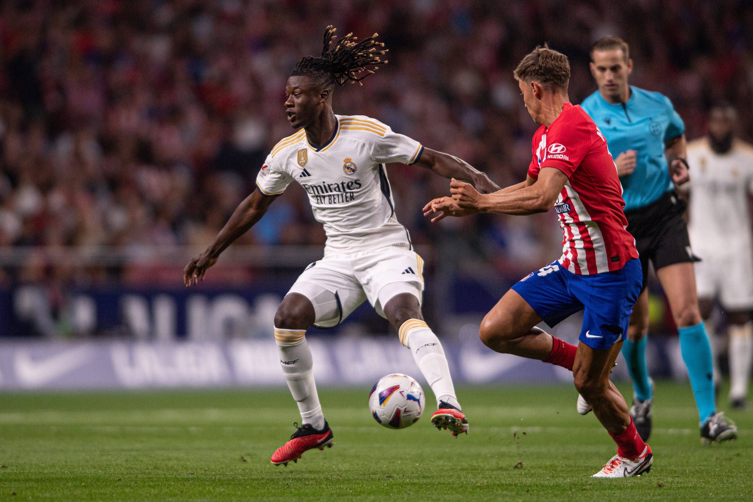 Eduardo Camavinga controla un balón en el Atlético-Real Madrid.