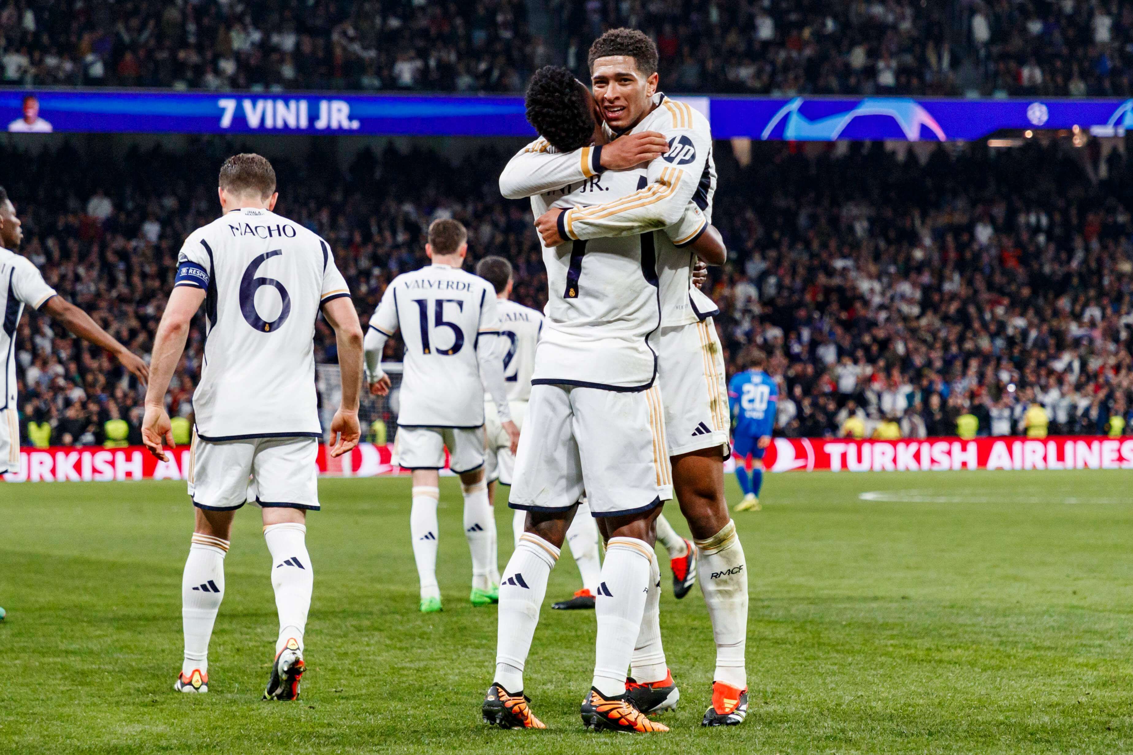 Bellingham y Vinicius celebran el 1-0 al Leipzig