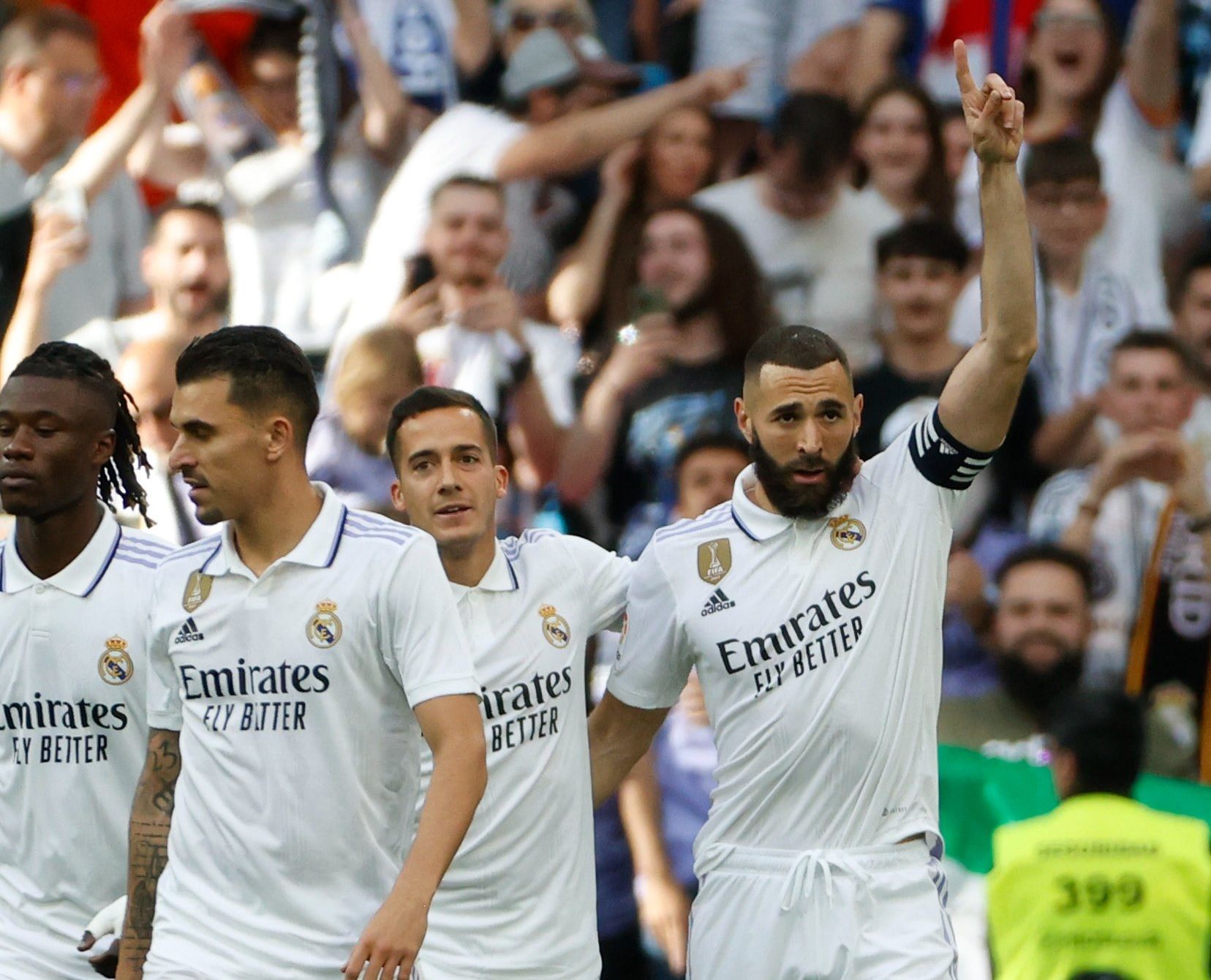  Benzema celebra un gol en el Real Madrid-Almeria.
