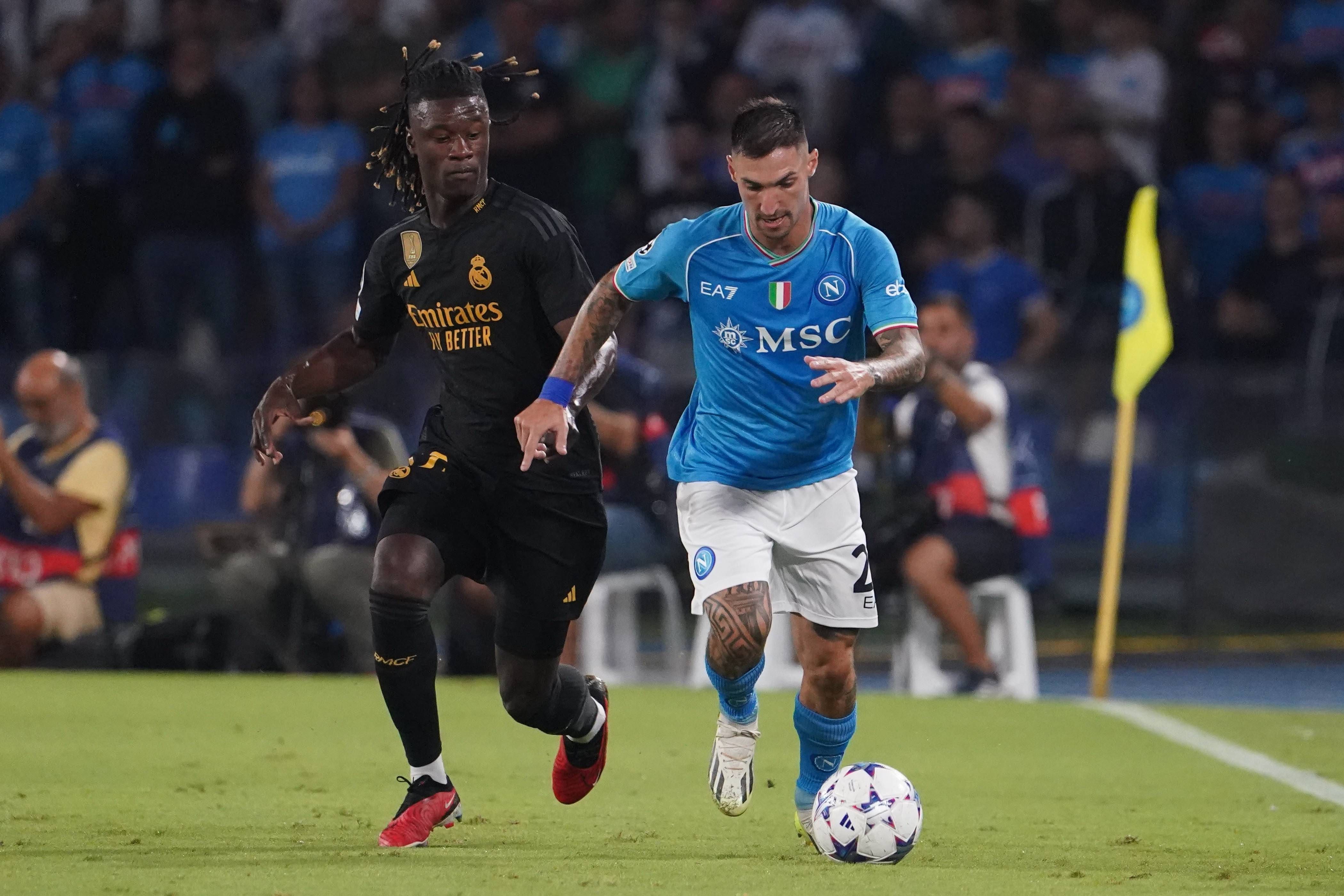 Camavinga trata de robar un balón a Politano en el Nápoles-Real Madrid.
