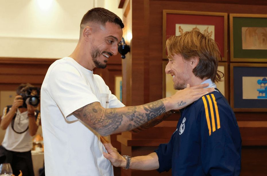  Joselu Mato con Luka Modric en el hotel del Real Madrid en Doha