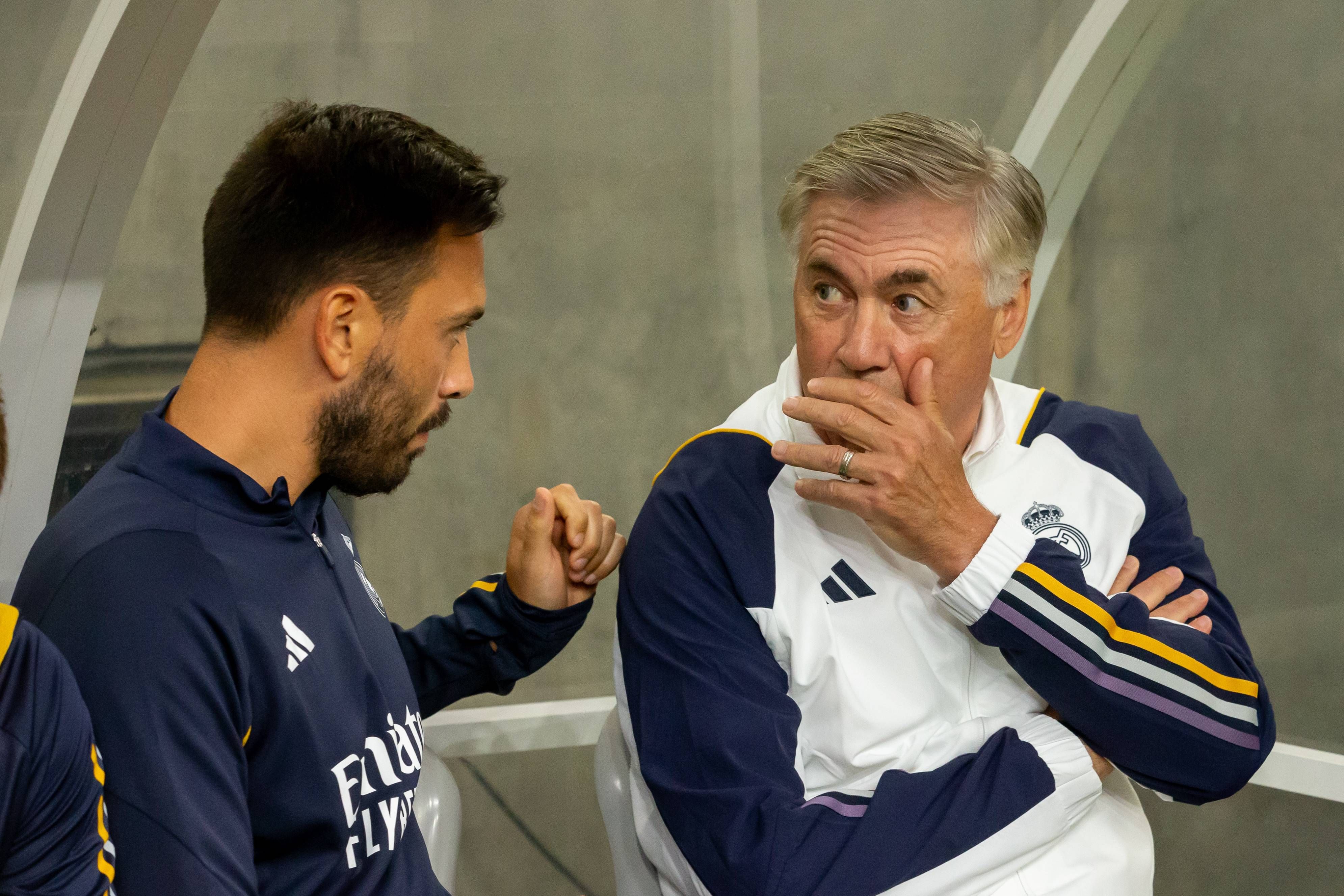  Carlo Ancelotti charla con su hijo Davide antes del Real Madrid-Manchester United.