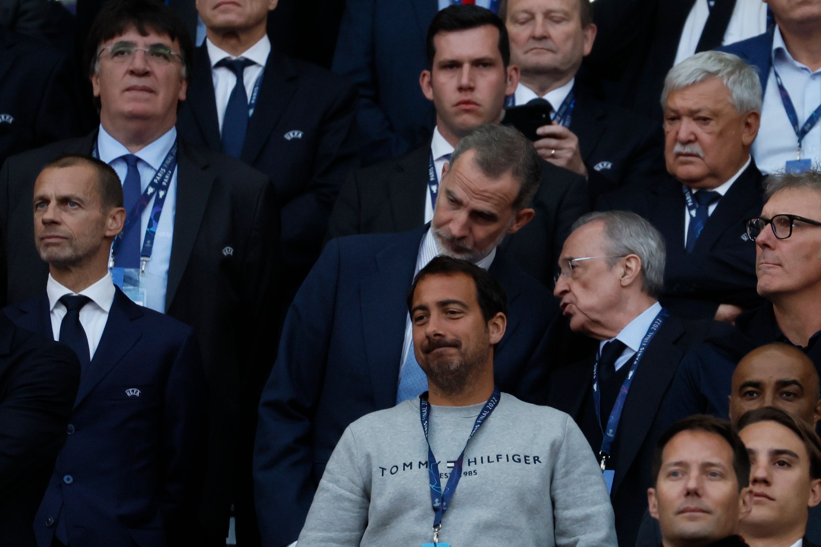  Ceferin, el rey Felipe VI y Florentino Pérez, en el palco del Stade de France.