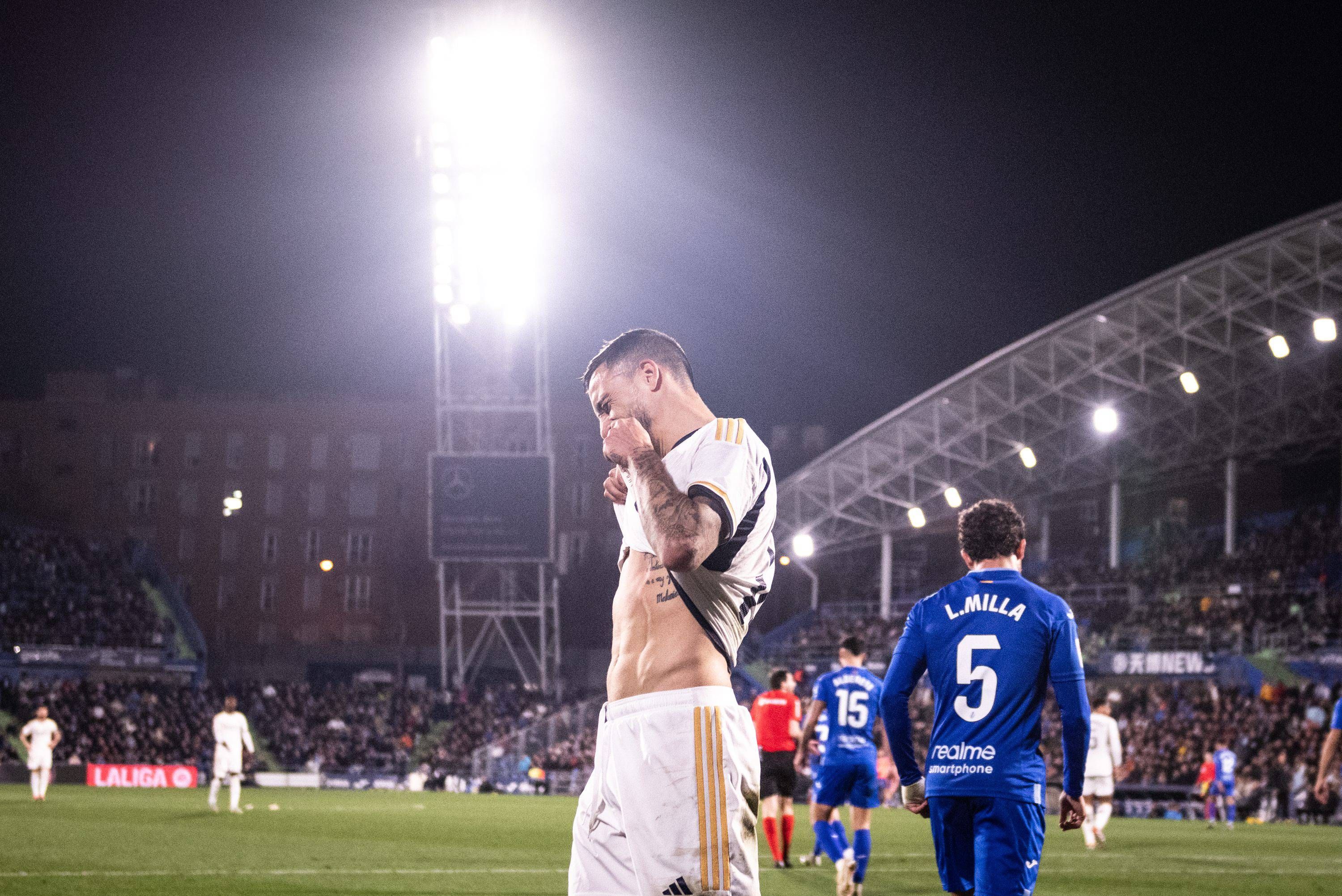  Joselu se besa el escudo al celebrar uno de sus goles en el Getafe-Real Madrid (FOTO: Cordón Press