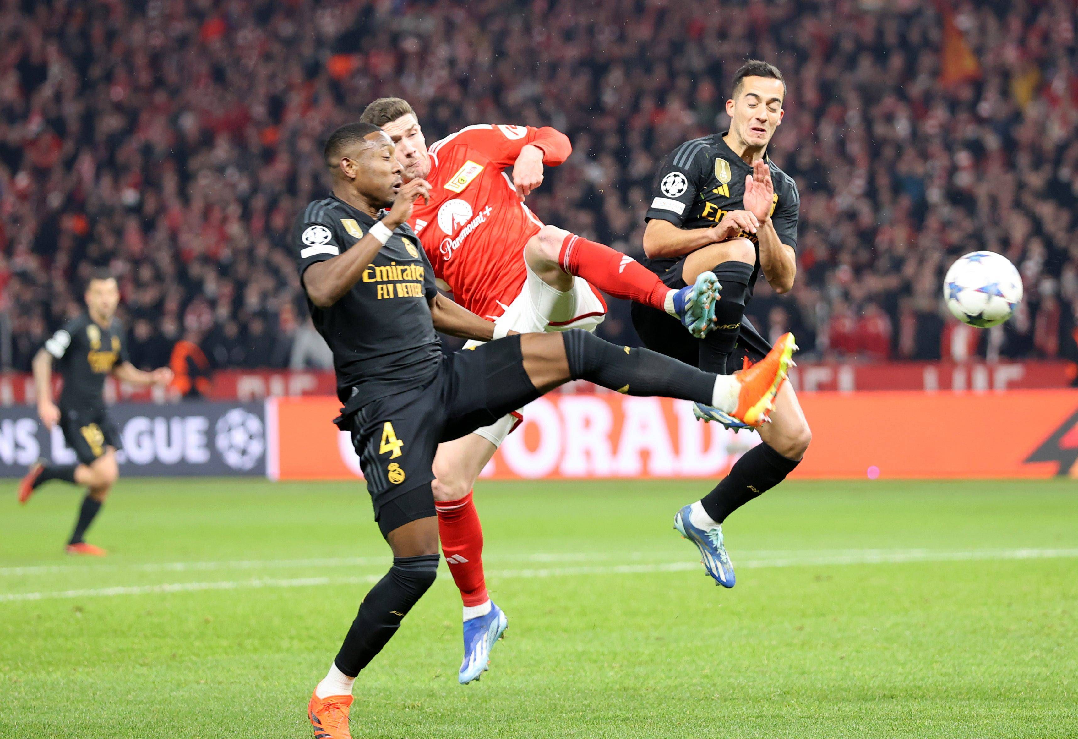  David Alaba va a despejar un balón en el Unión Berlín-Real Madrid.