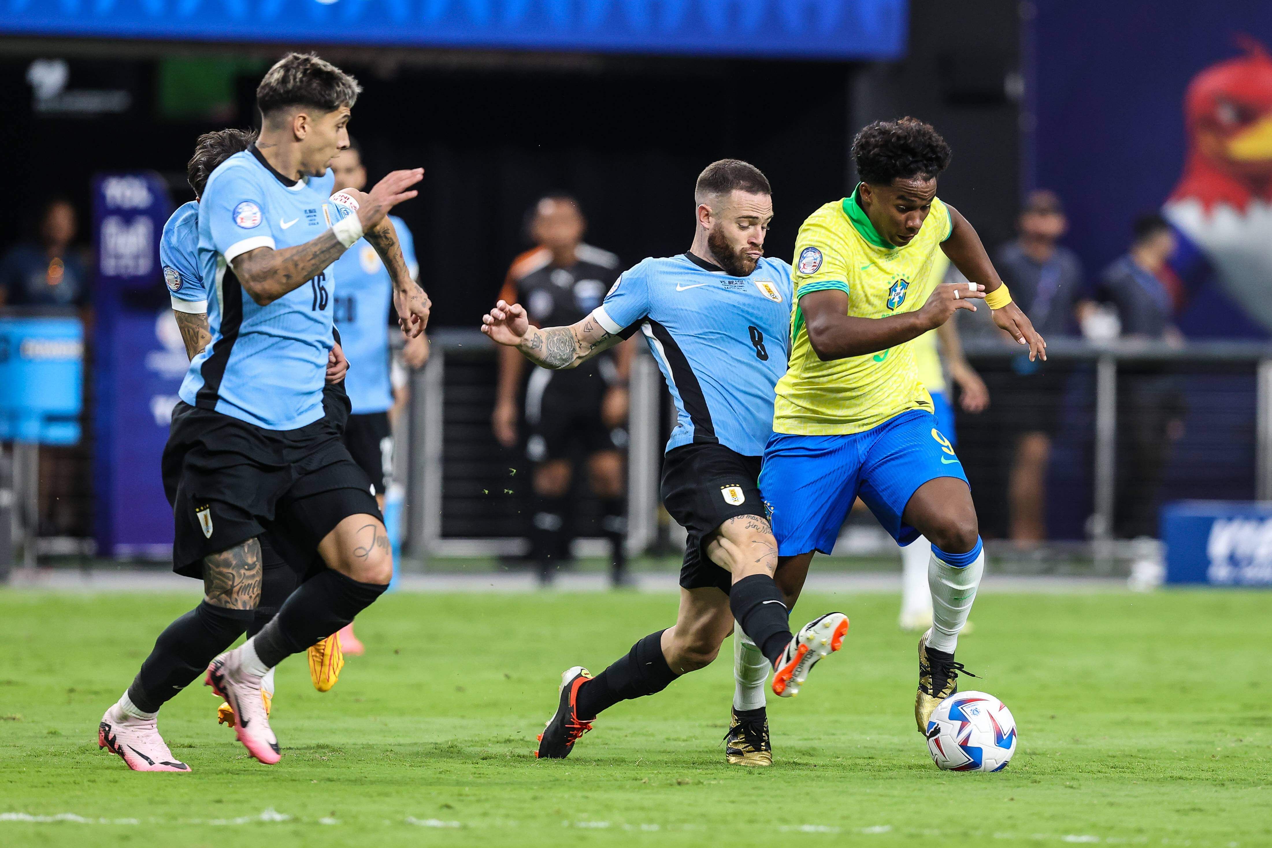  Endrick sufre una entrada de Nández en el Uruguay-Brasil de la Copa América.