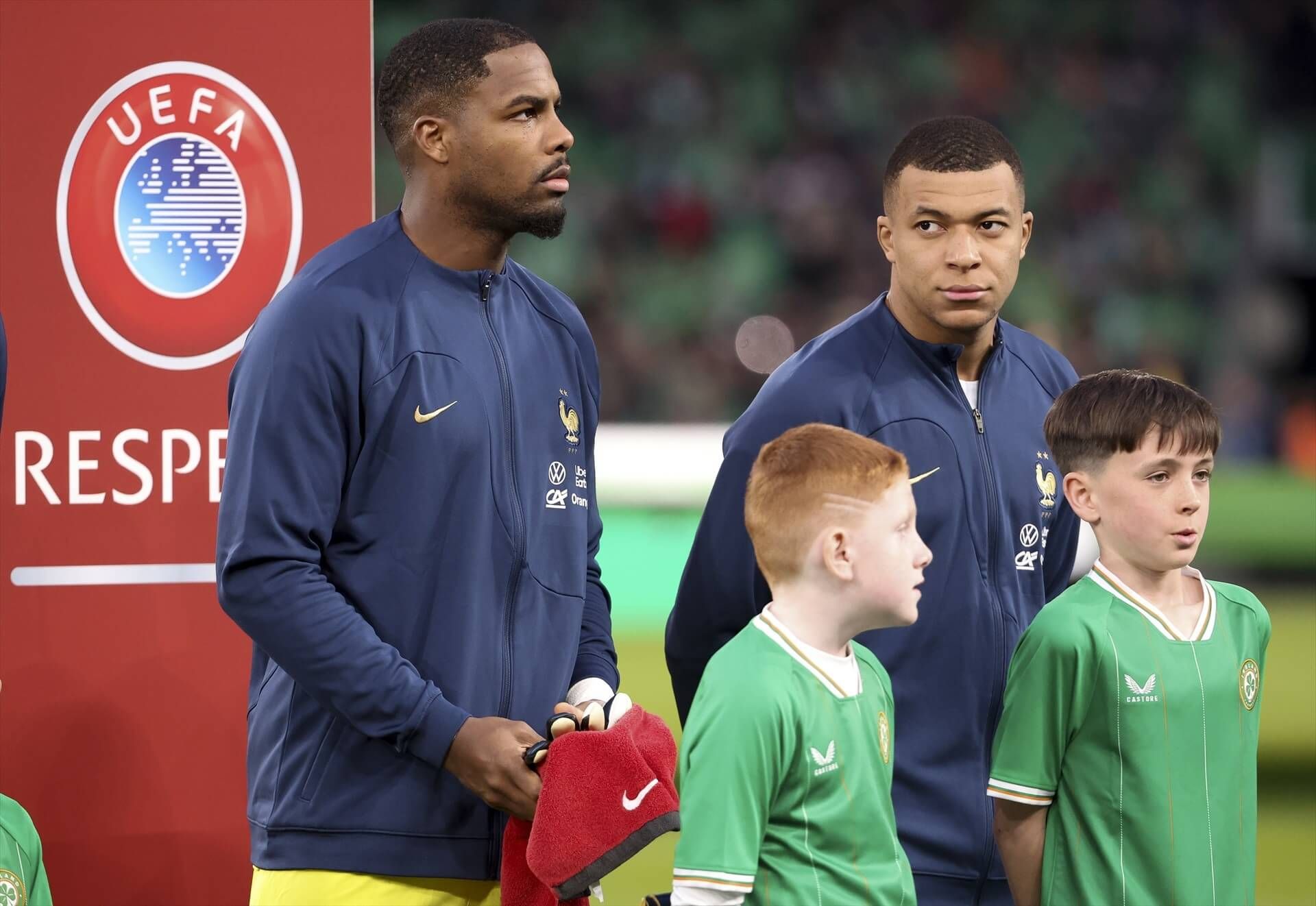  Mike Maignan y Kylian Mbappé