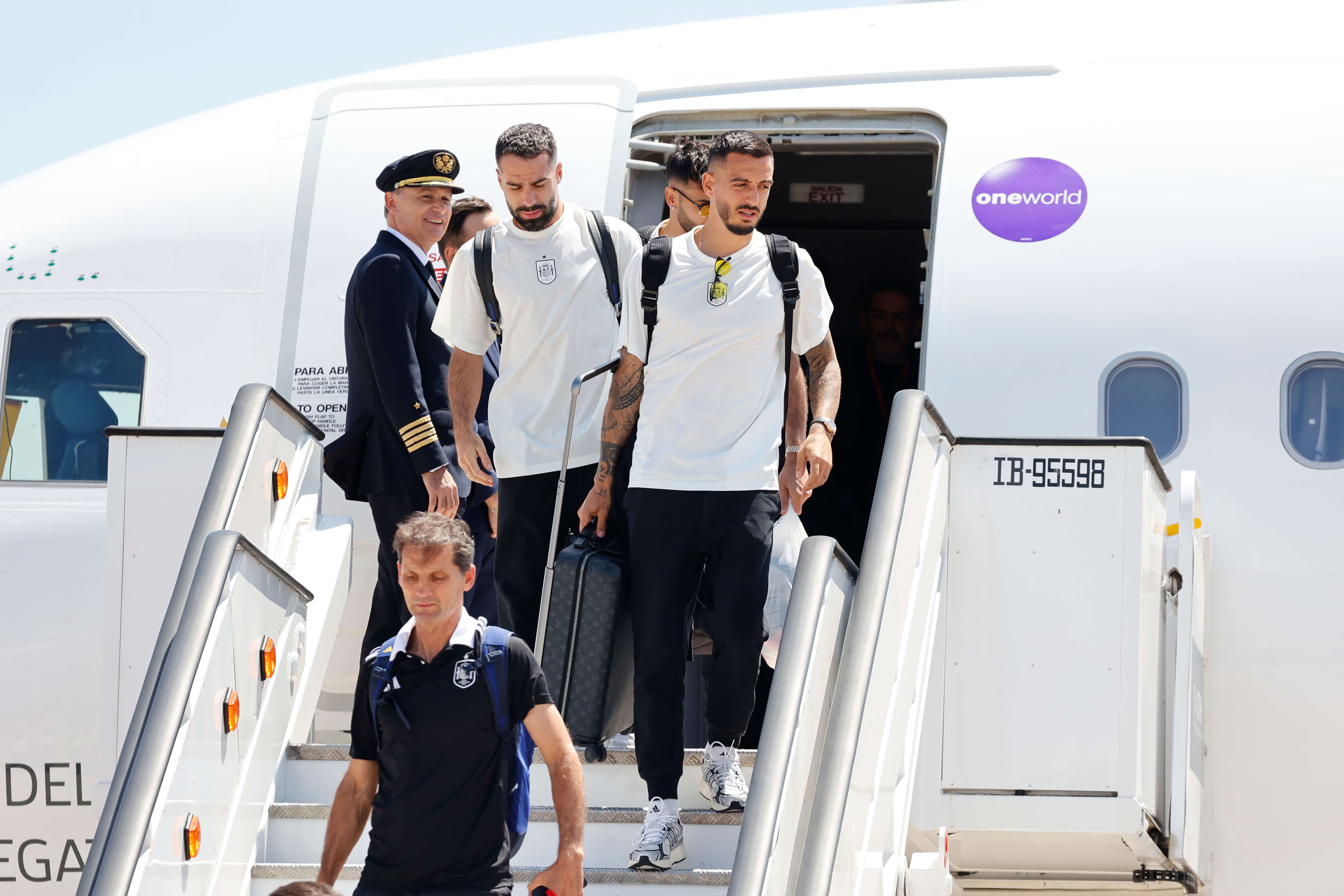 Joselu y Carvajal llegando a Madrid con la selección española (Cordon Press)