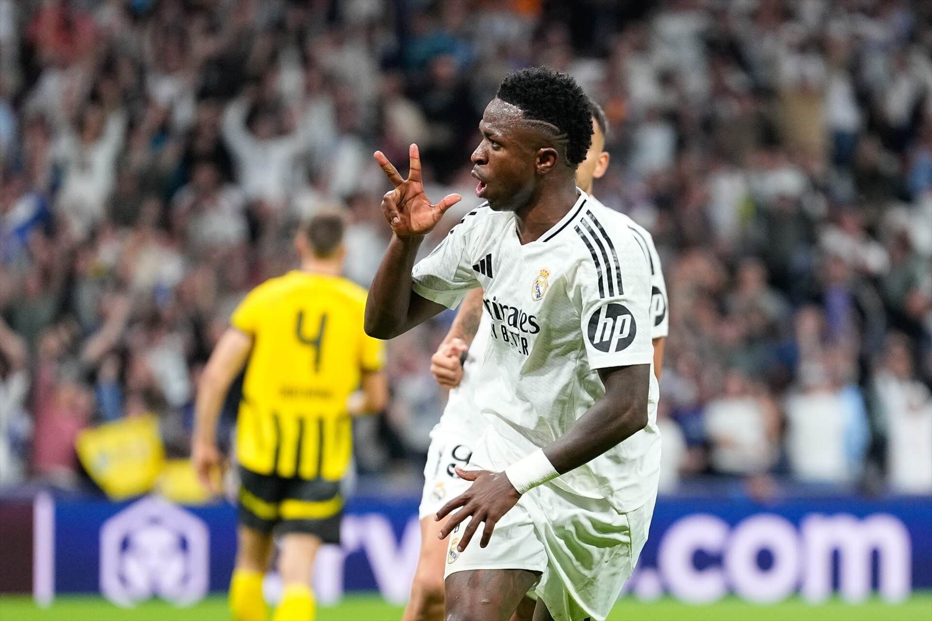 Vinicius celebrando su hat trick ante el Borussia Dortmund
