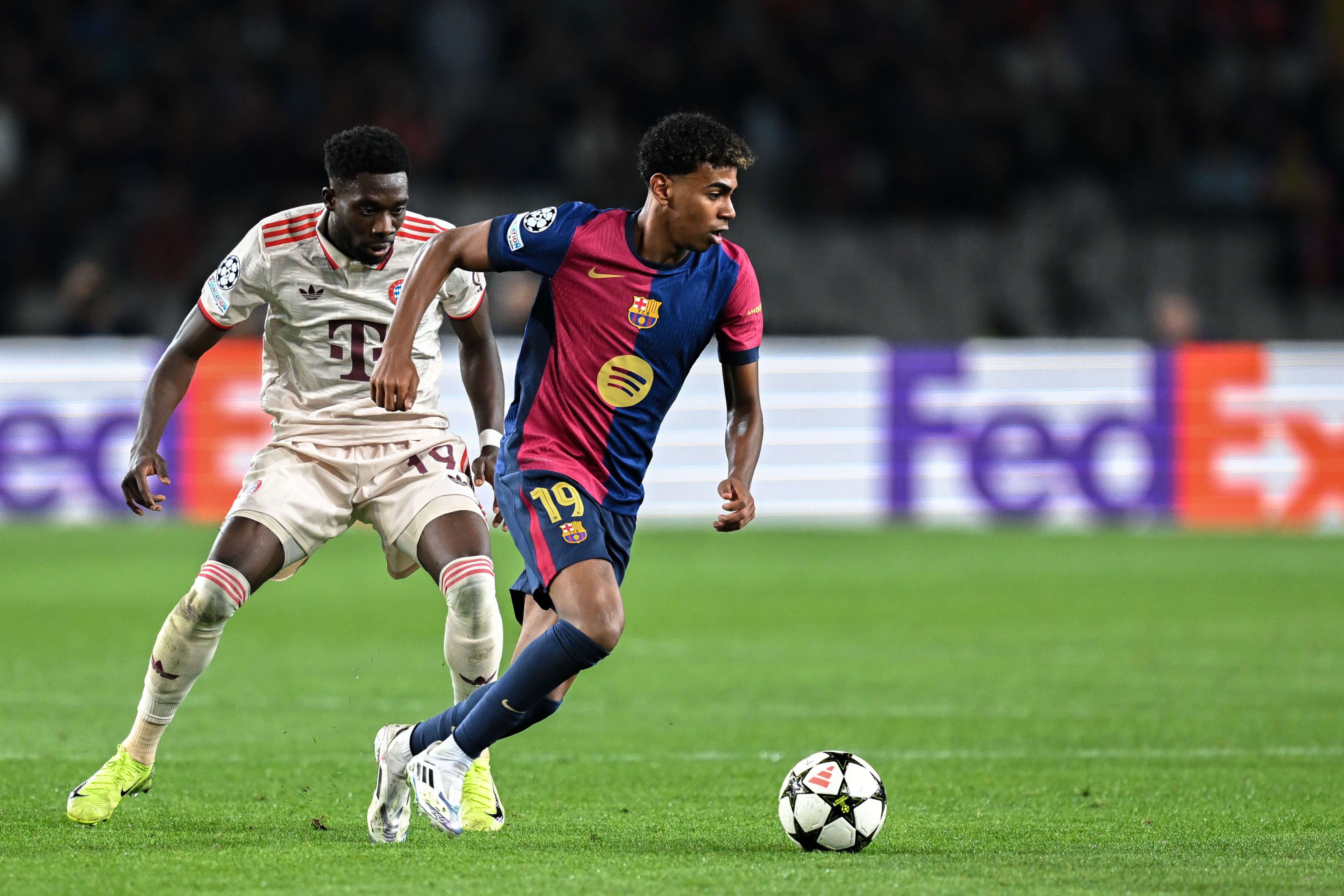 Alphonso Davies contra Lamine Yamal (Cordon Press)