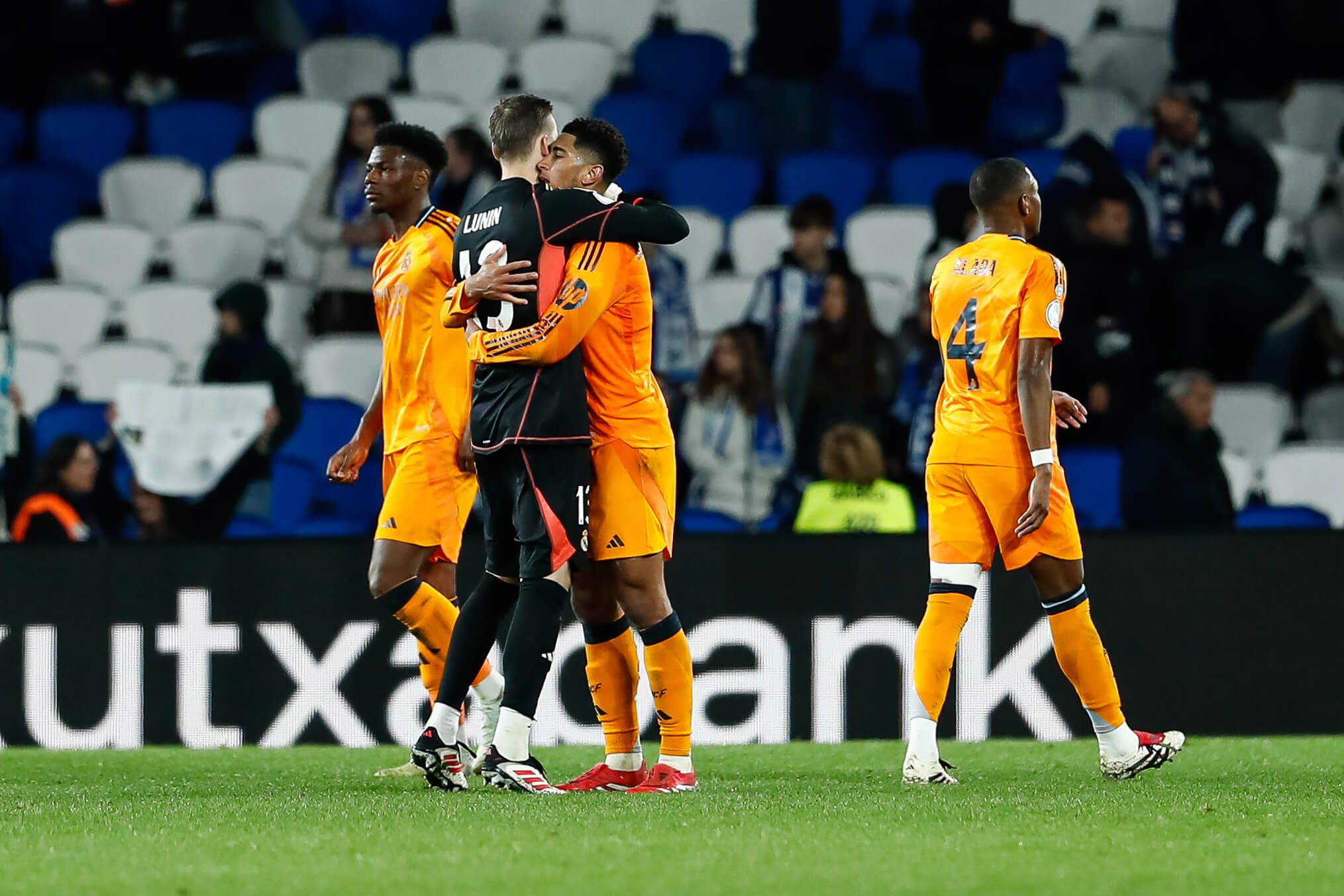 Lunin celebrando con Bellingham (Europa Press)