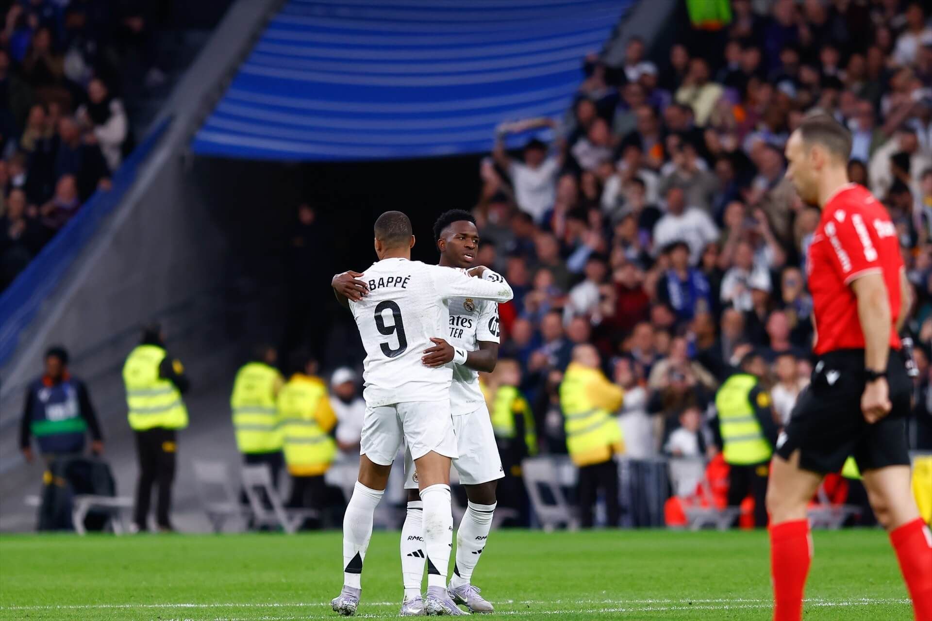 Mbappé y Vinicius en el partido ante el Valencia2