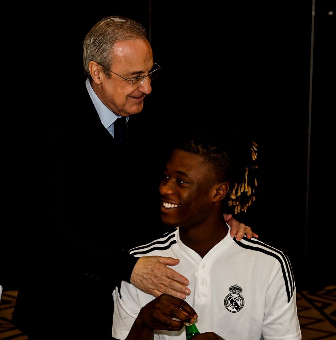  Florentino Pérez saluda a Camavinga.