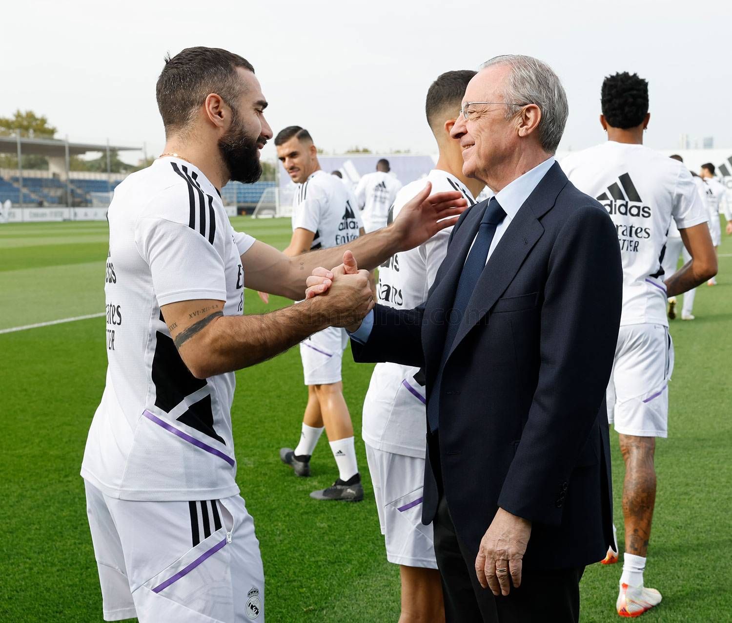  Florentino Pérez saluda a Dani Carvajal en el entrenamiento del Real Madrid.