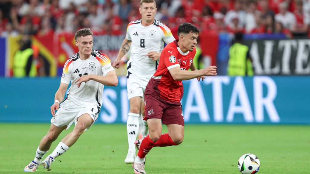  Wirtz y Kroos durante el partido ante Suiza