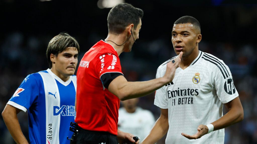 Muñiz Ruiz hablando con Kylian Mbappé (EFE)