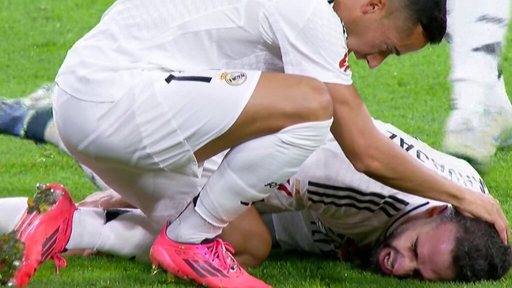 Dani Carvajal, tendido sobre el terreno de juego