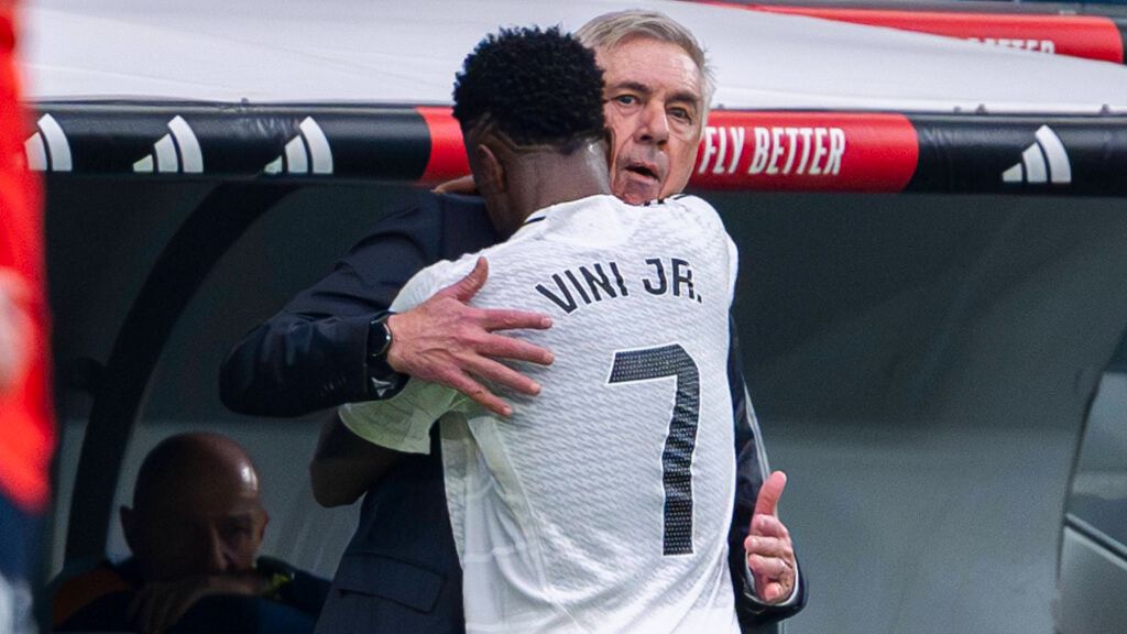  Carlo Ancelotti abrazando a Vinicius (Cordon Press)